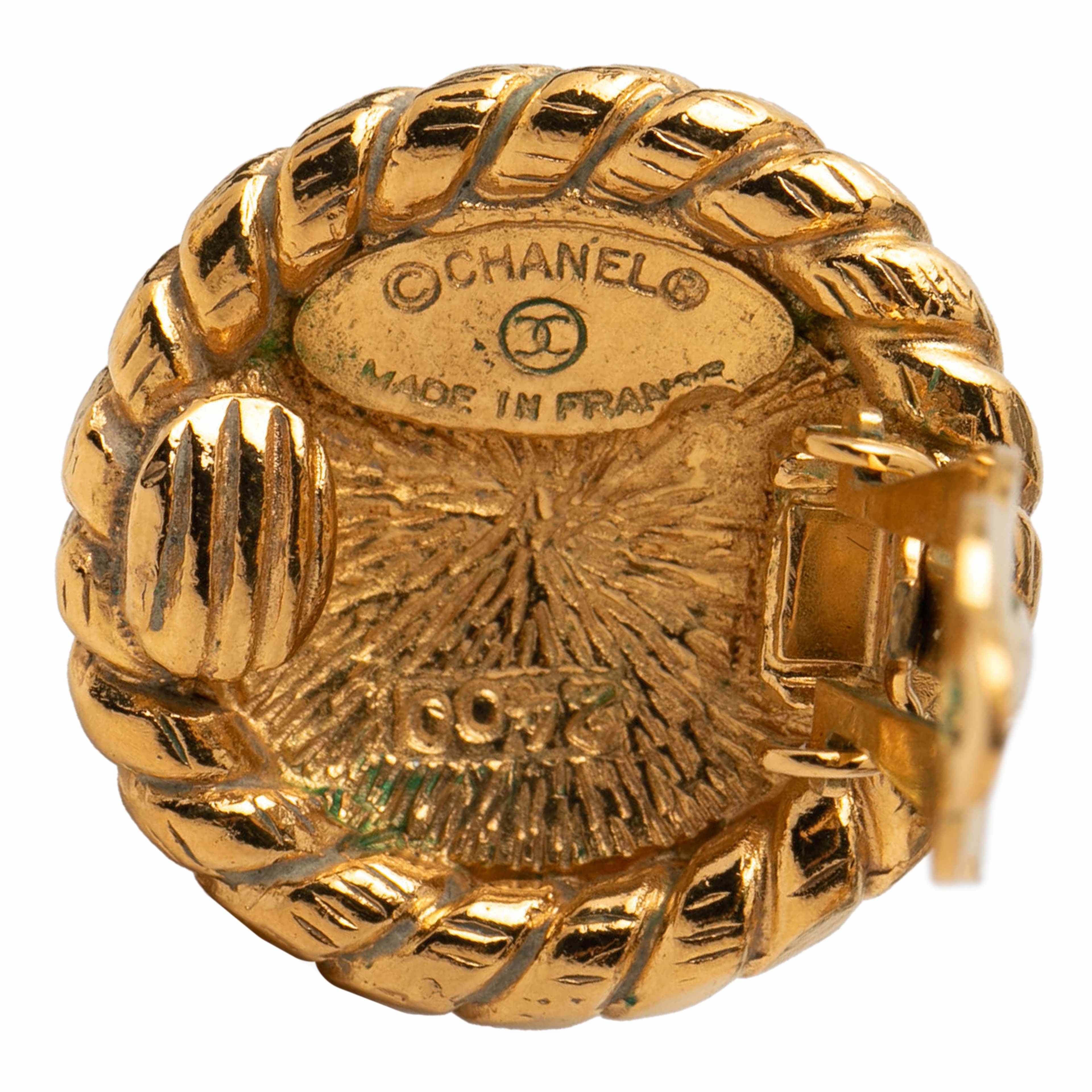 Chanel Cc Gold Plated Round Clip On Earrings, från Luxclusif, i färgen gold. Klicka för att öppna bilden i stort format