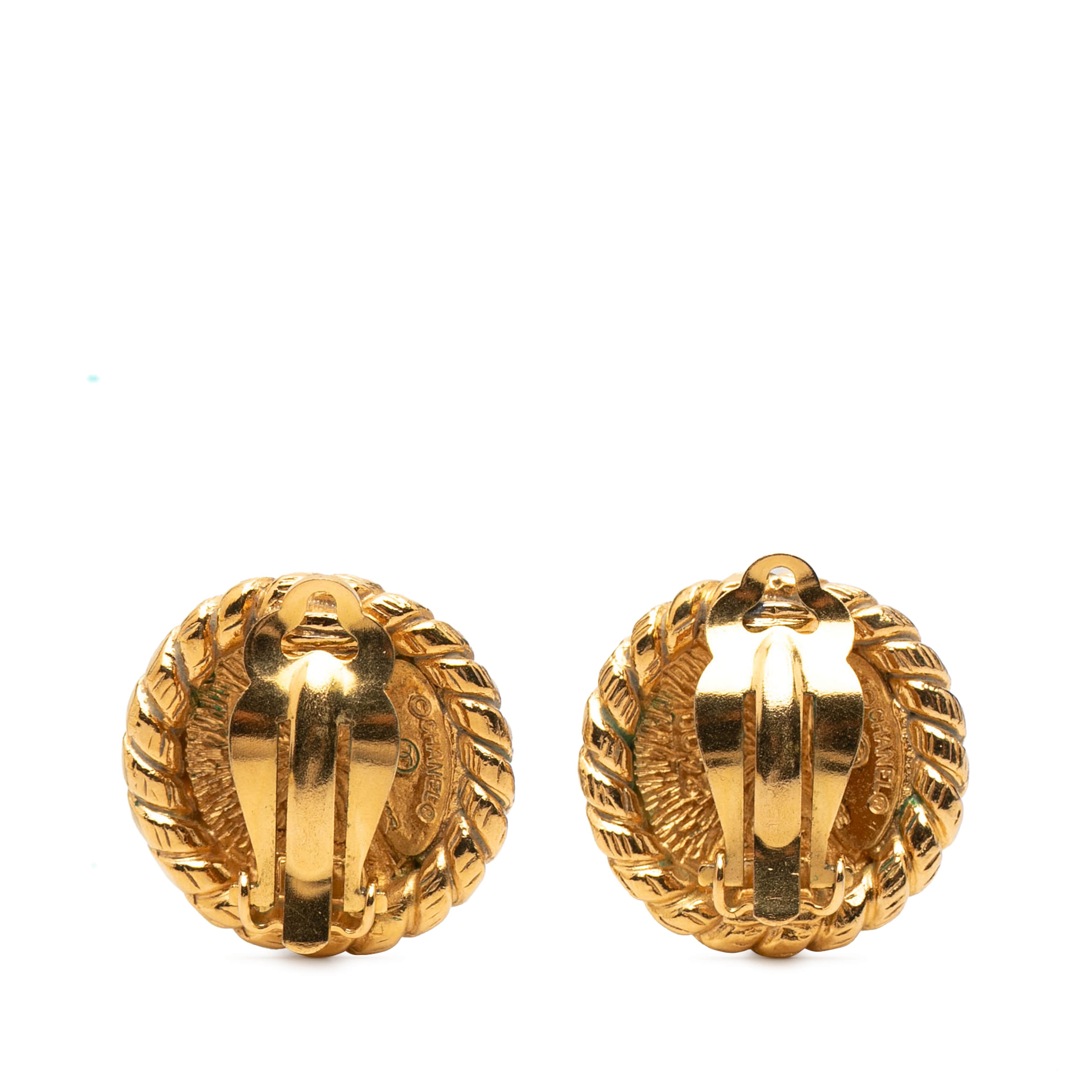 Chanel Cc Gold Plated Round Clip On Earrings, från Luxclusif, i färgen gold. Klicka för att öppna bilden i stort format
