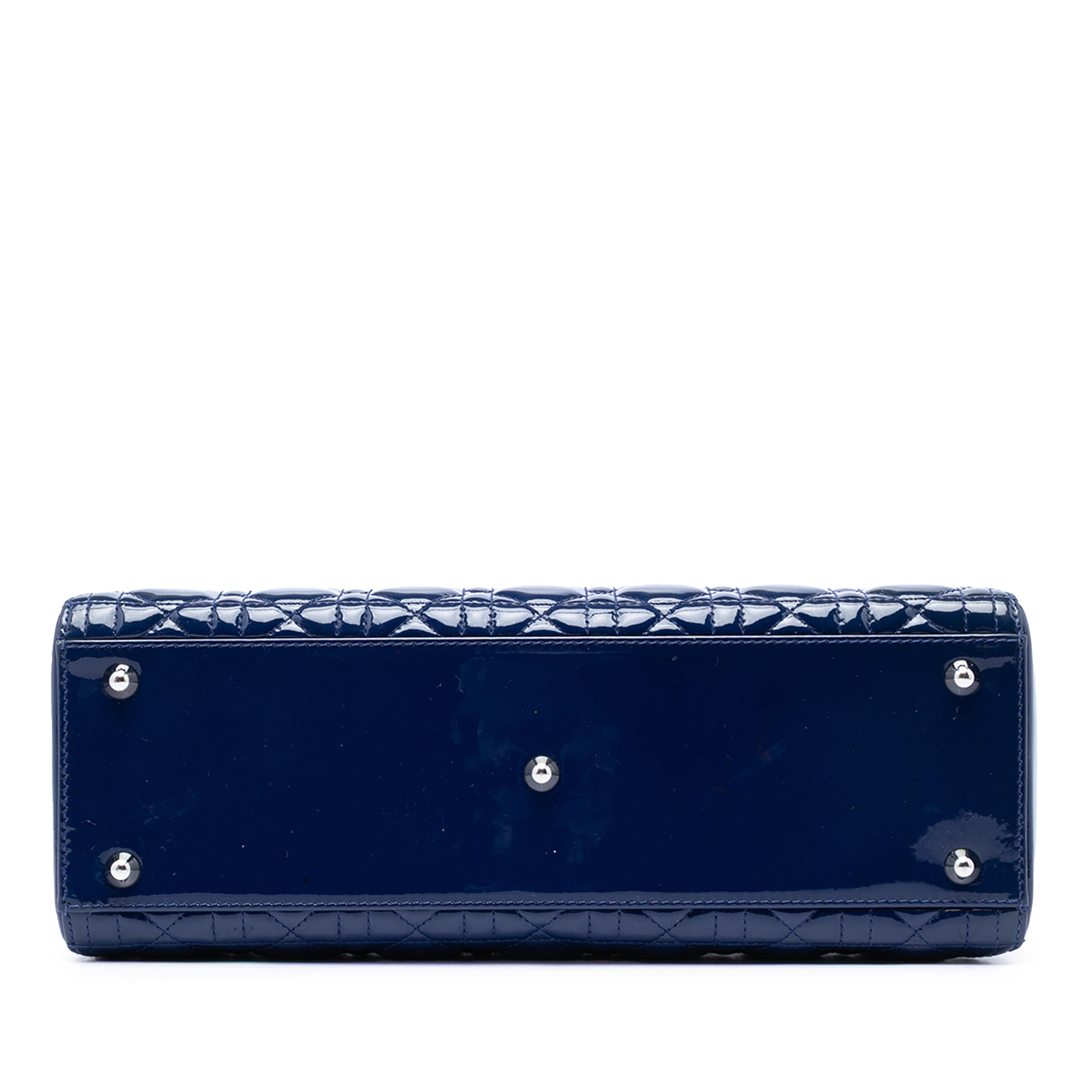 Dior Large Patent Cannage Lady Dior, från Luxclusif, i färgen blå. Klicka för att öppna bilden i stort format
