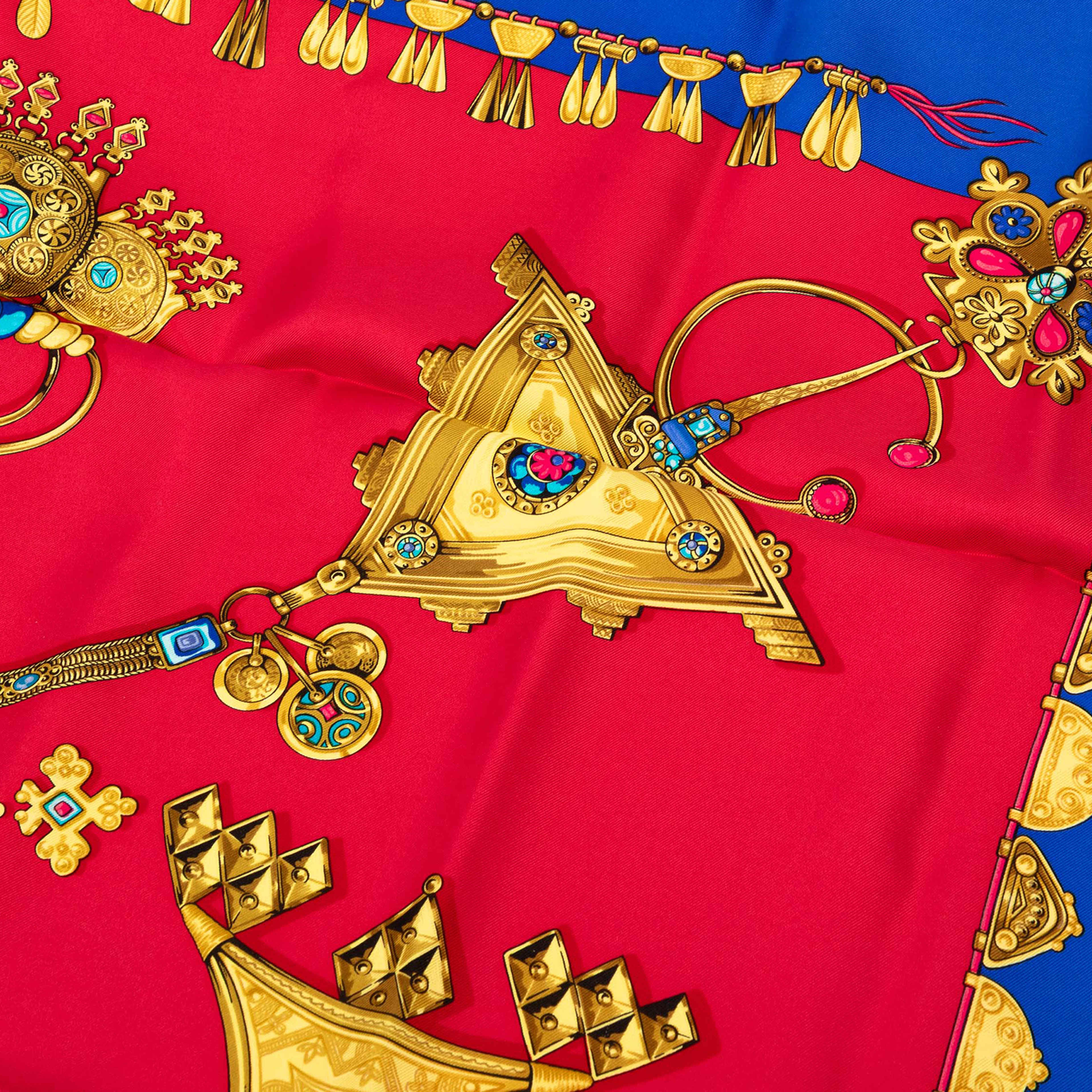 Hermès Parures Des Sables Silk Twilly Scarf, från Luxclusif, i färgen red. Klicka för att öppna bilden i stort format