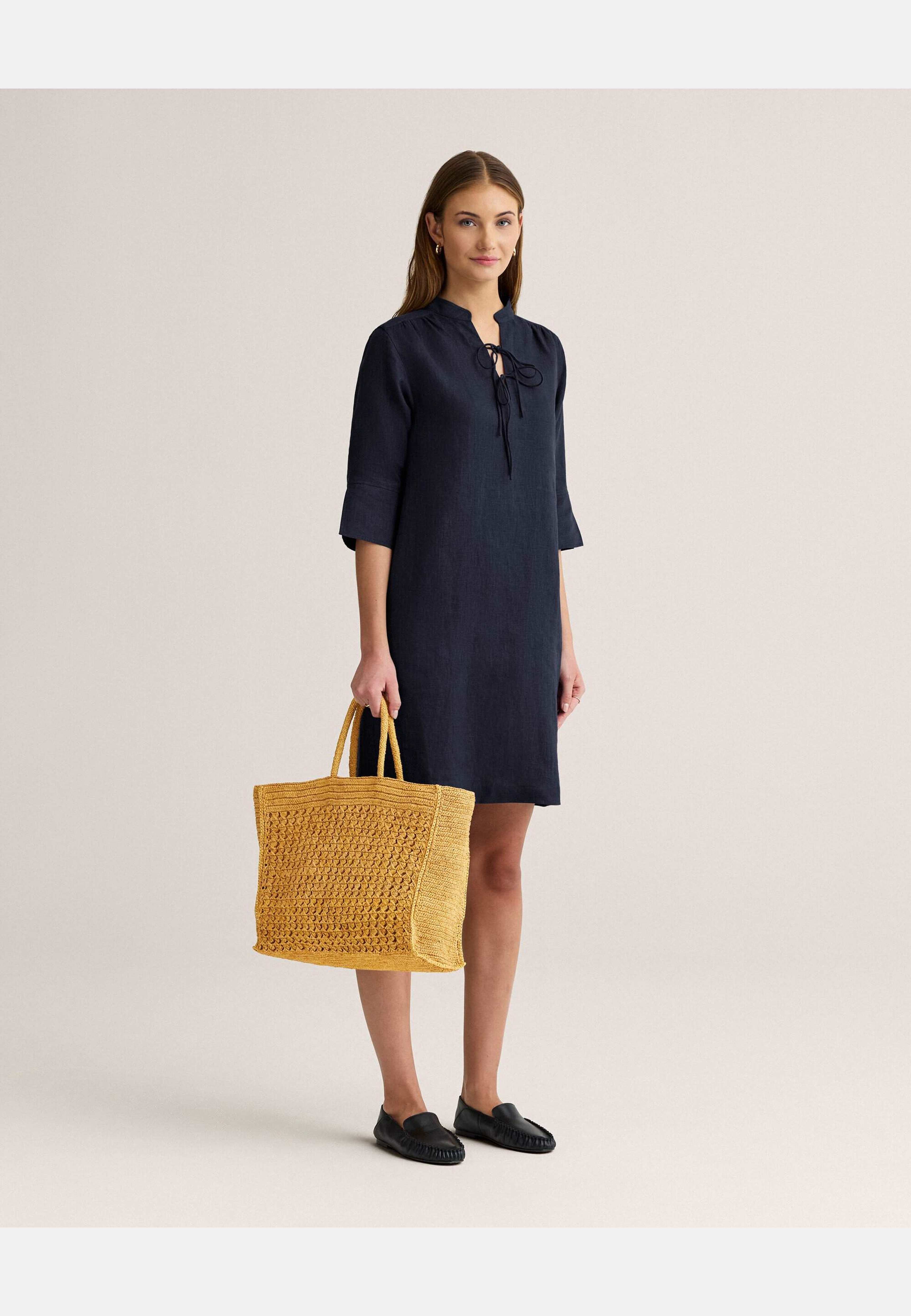 Thea Linen Dress, från Newhouse, i färgen marinblå. Klicka för att öppna bilden i stort format