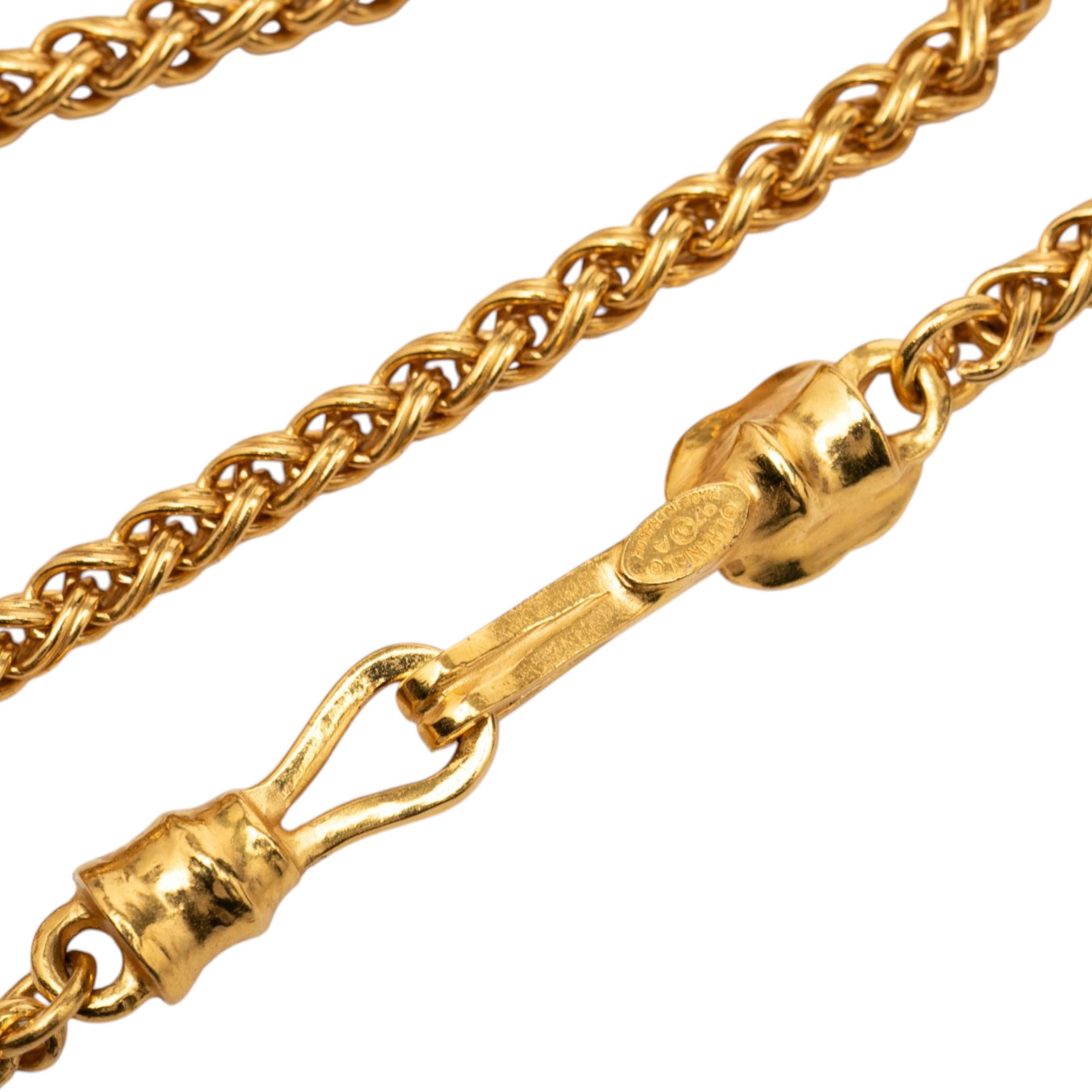 Chanel Cc Gold Plated Wood Pendant Necklace, från Luxclusif, i färgen gold. Klicka för att öppna bilden i stort format