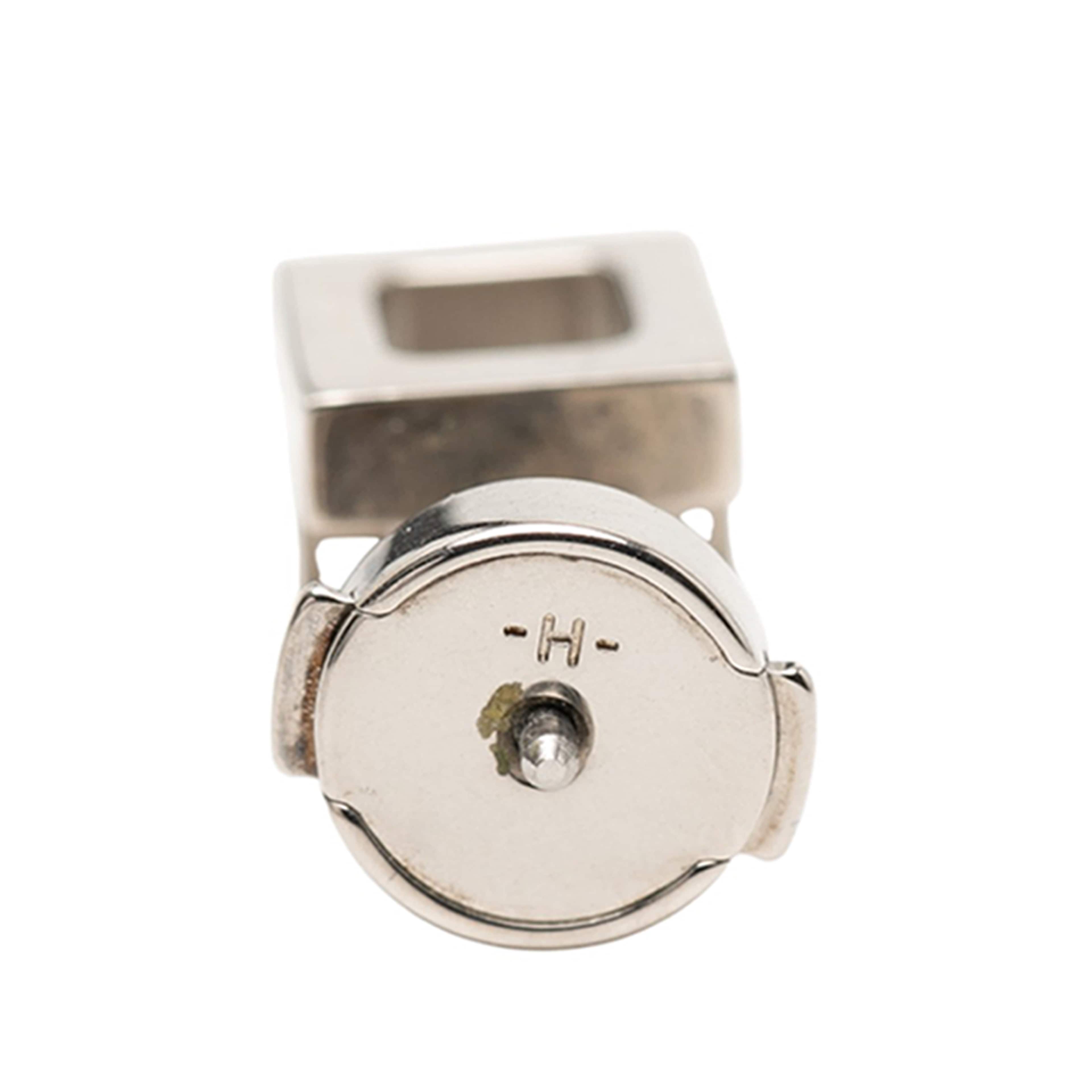 Hermès Palladium Plated Cage D H Earrings, från Luxclusif, i färgen silver. Klicka för att öppna bilden i stort format