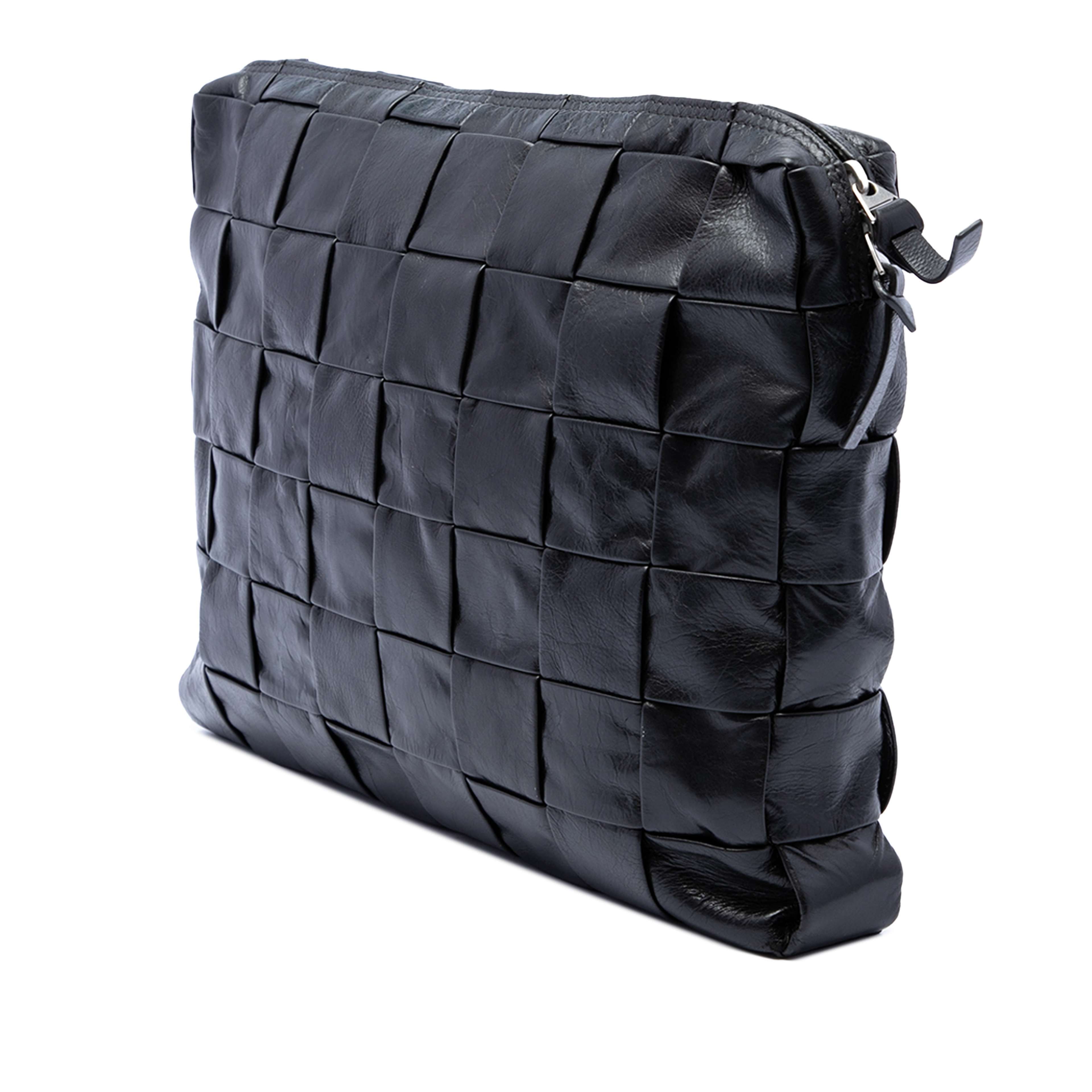 Bottega Veneta Paper Calfskin Maxi Intrecciato Cassette Clutch, från Luxclusif, i färgen svart. Klicka för att öppna bilden i stort format