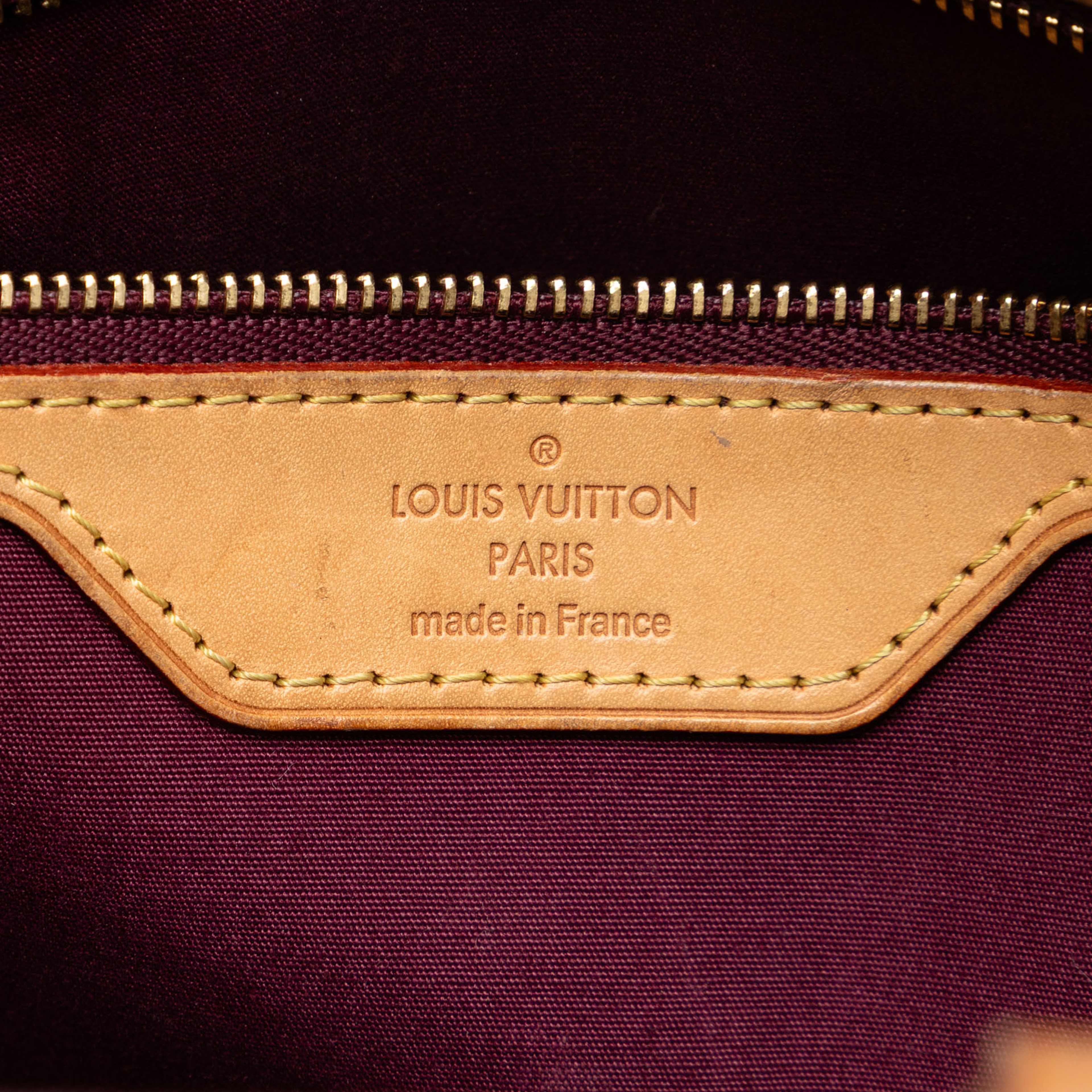 Louis Vuitton Monogram Vernis Brea Mm, från Luxclusif, i färgen bordeaux. Klicka för att öppna bilden i stort format