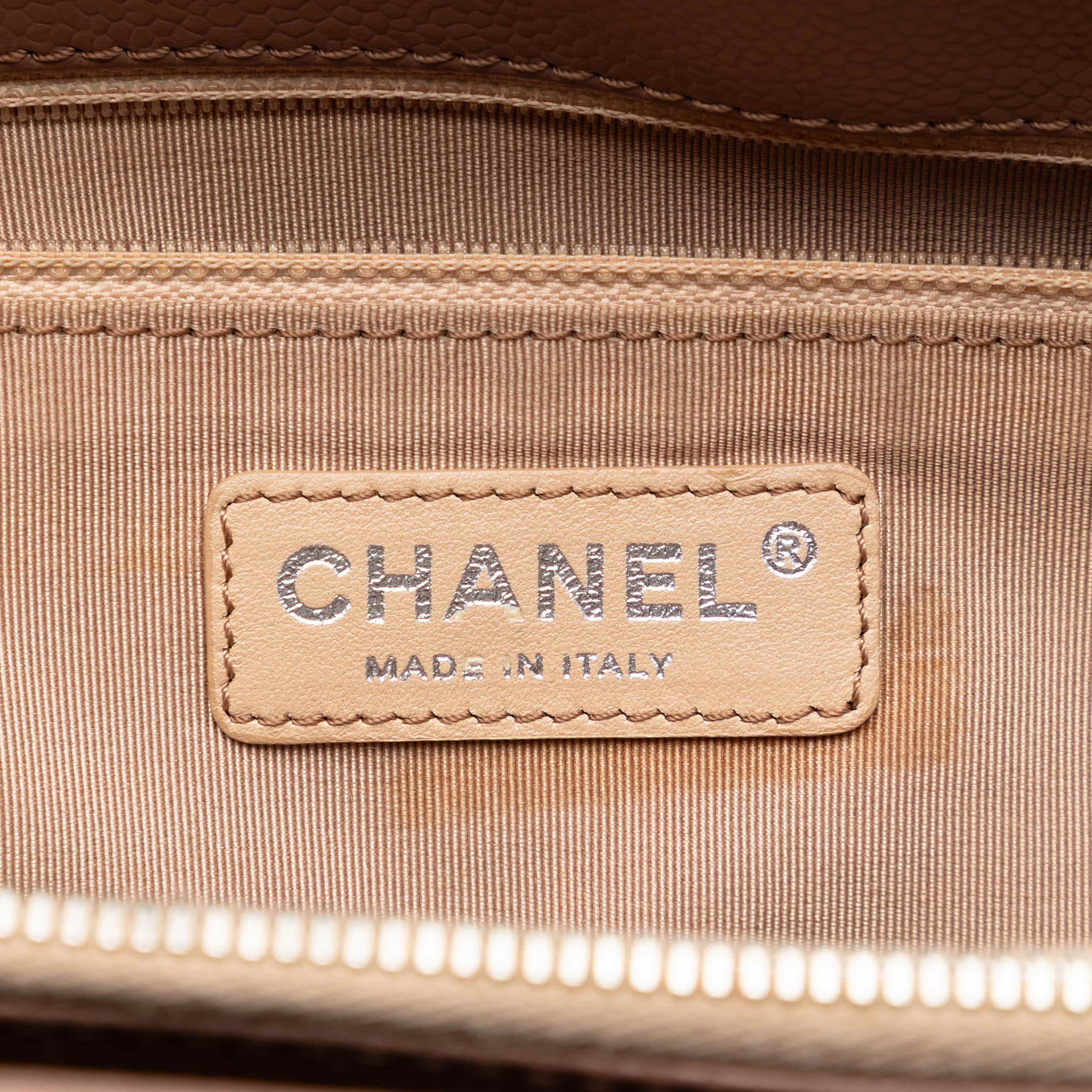 Chanel Caviar Grand Shopping Tote, från Luxclusif, i färgen mocha. Klicka för att öppna bilden i stort format