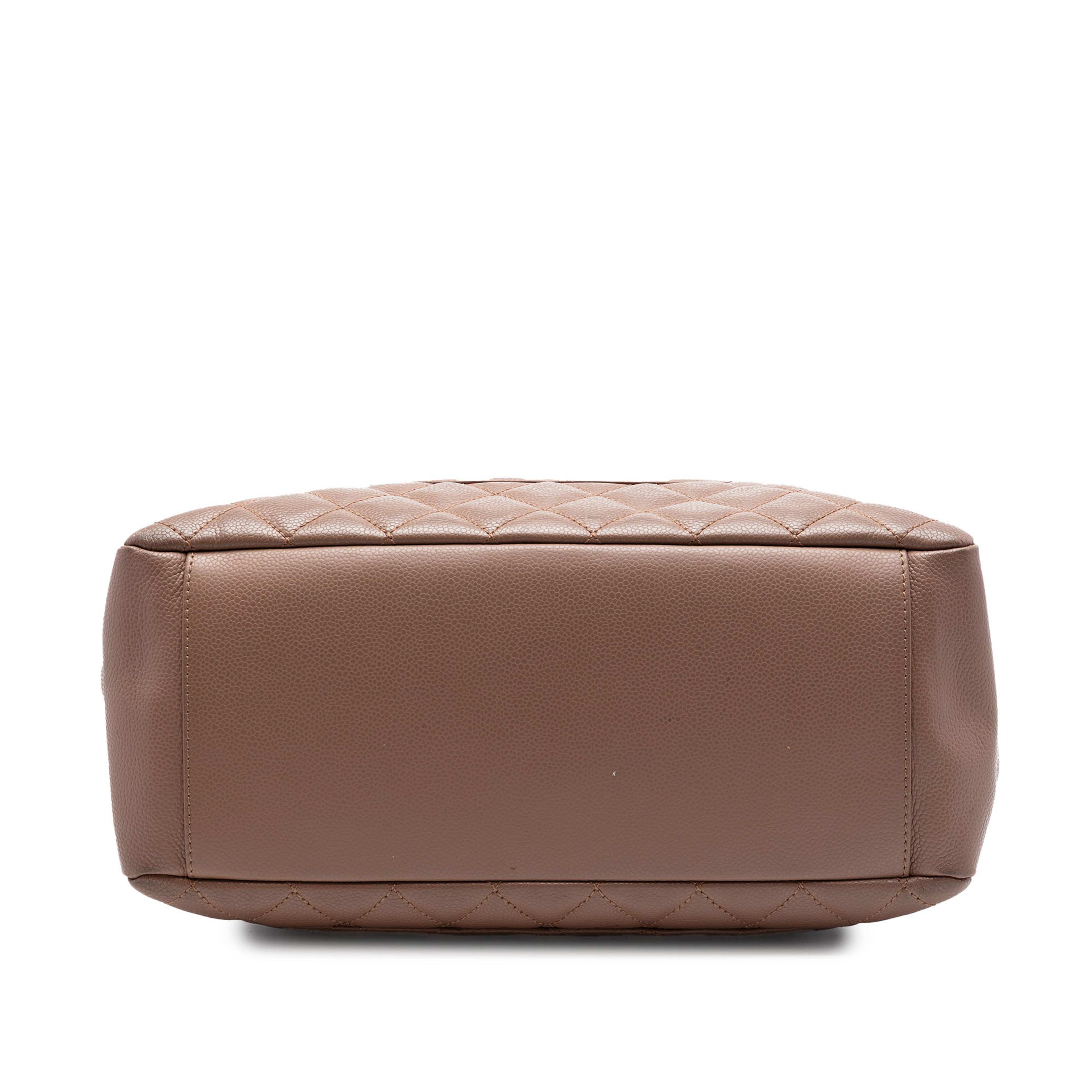 Chanel Caviar Grand Shopping Tote, från Luxclusif, i färgen brun. Klicka för att öppna bilden i stort format