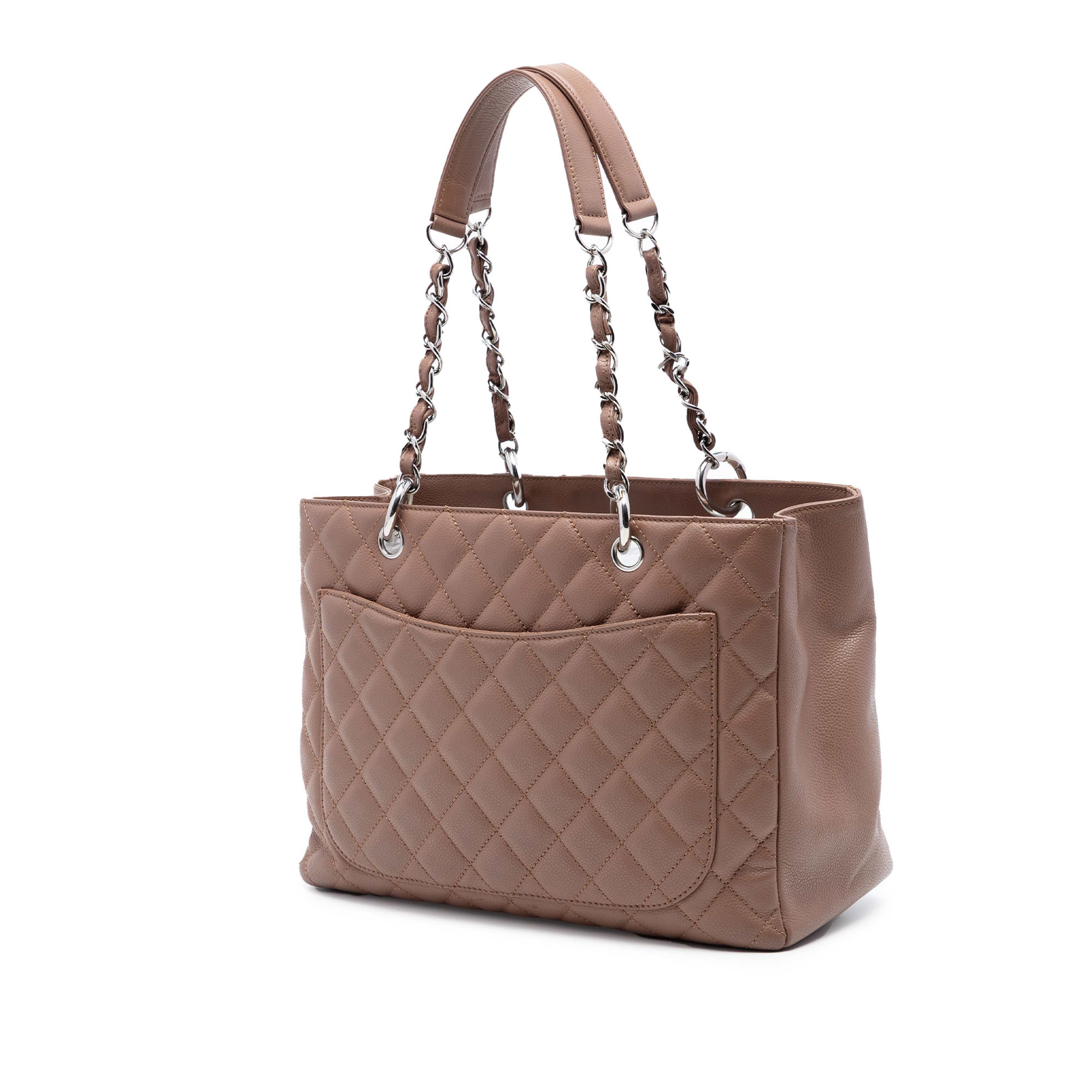 Chanel Caviar Grand Shopping Tote, från Luxclusif, i färgen brun. Klicka för att öppna bilden i stort format