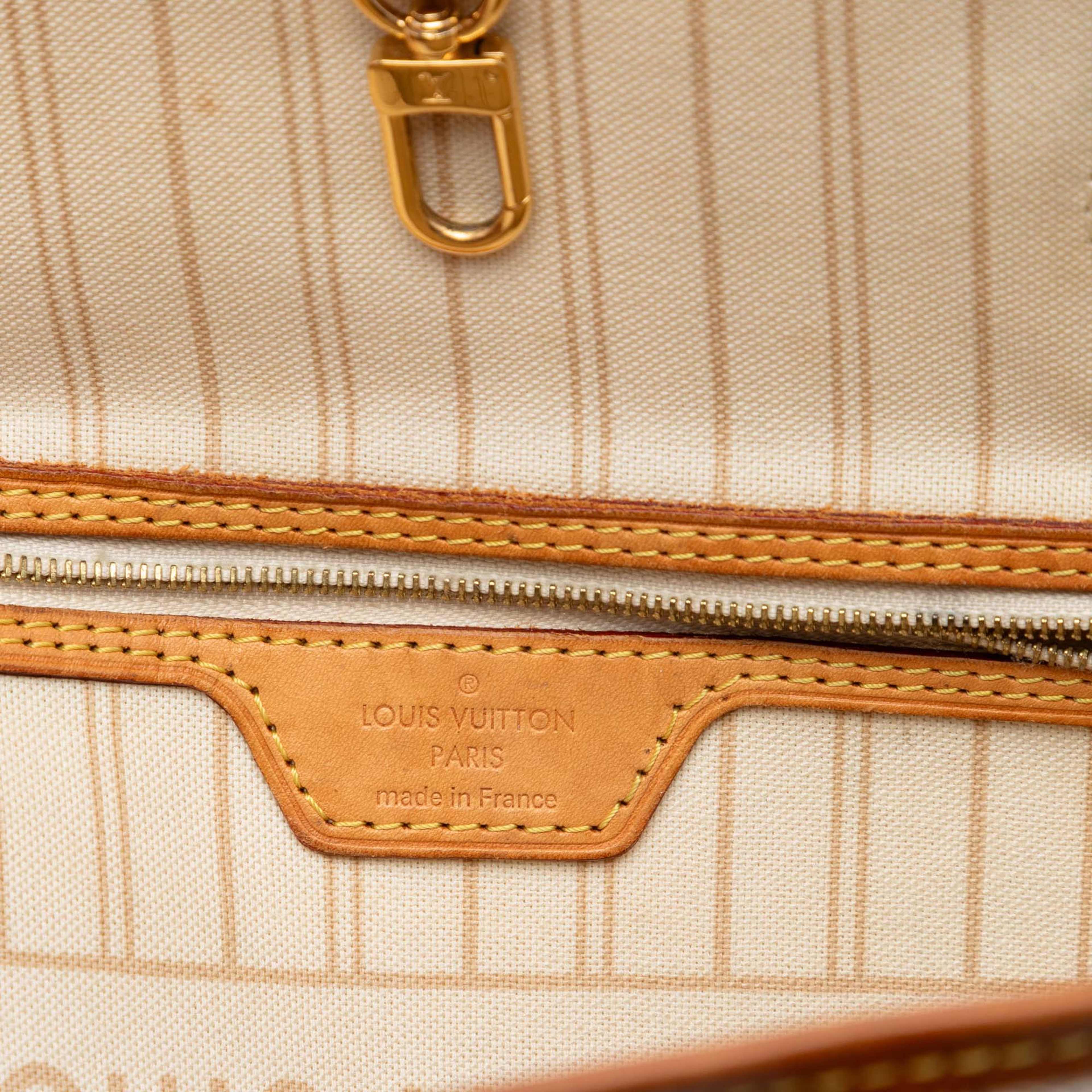 Louis Vuitton Damier Azur Neverfull Pm, från Luxclusif, i färgen white. Klicka för att öppna bilden i stort format