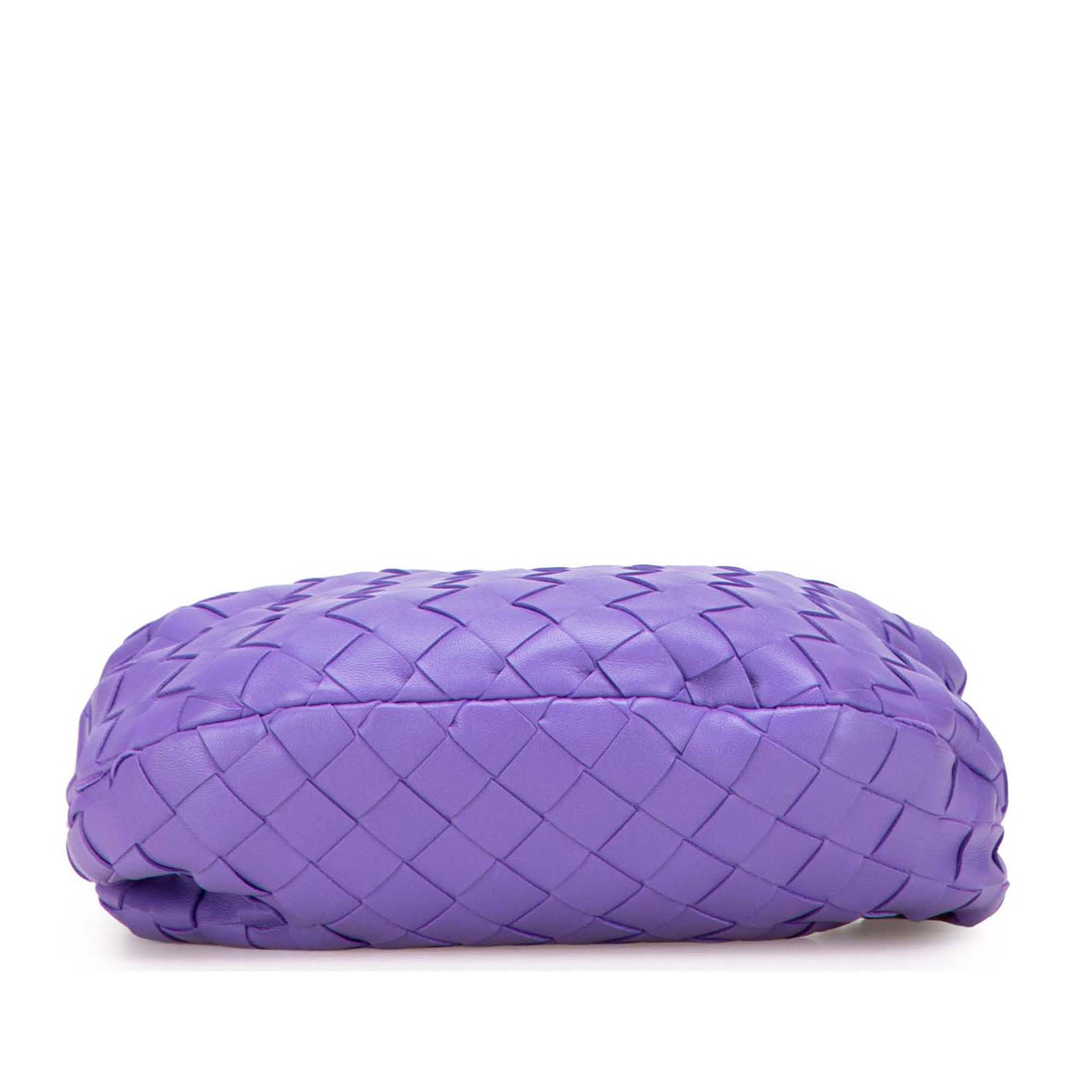 Bottega Veneta Mini Nappa Intrecciato Jodie, från Luxclusif, i färgen dark purple. Klicka för att öppna bilden i stort format
