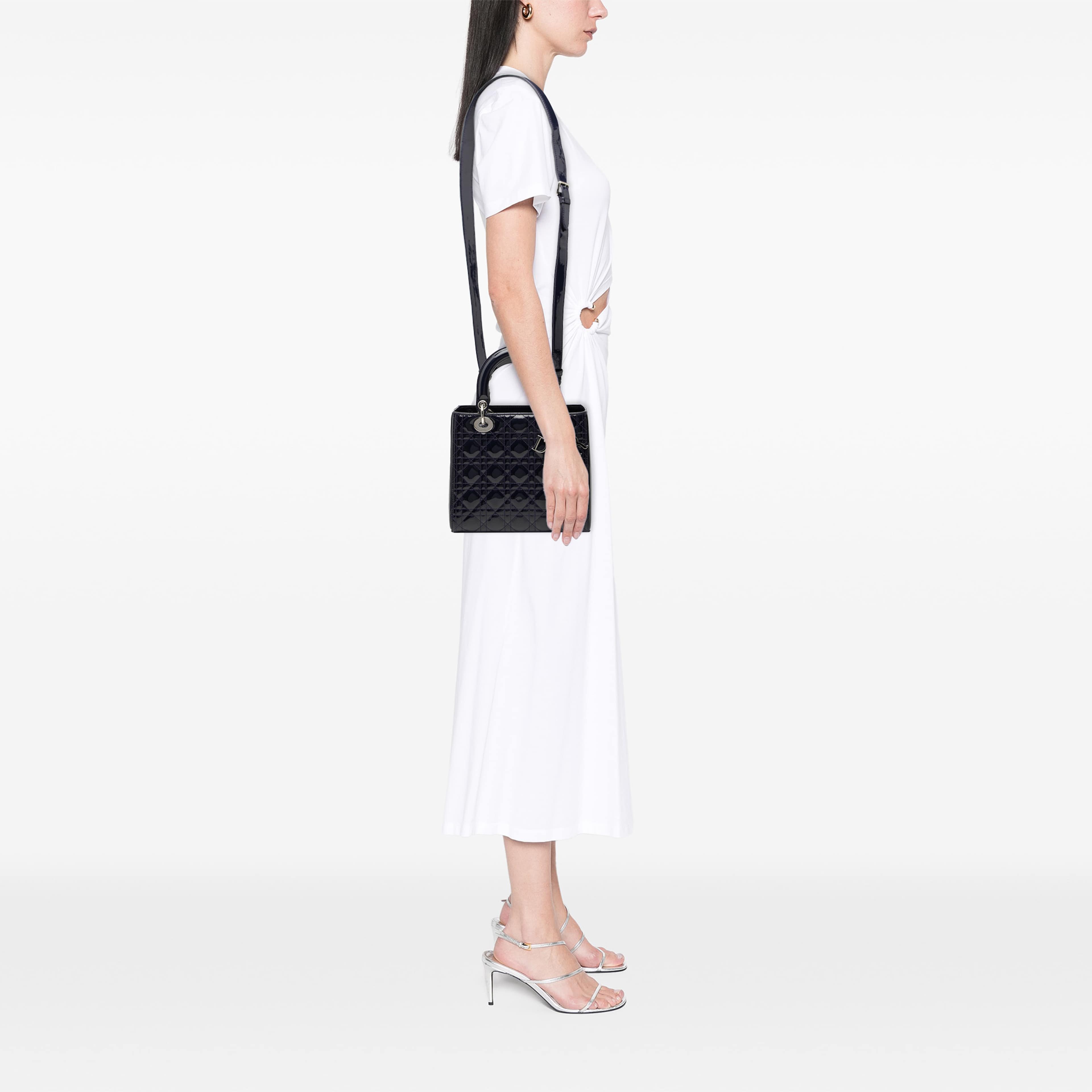 Dior Medium Patent Cannage Lady Dior, från Luxclusif, i färgen blå. Klicka för att öppna bilden i stort format
