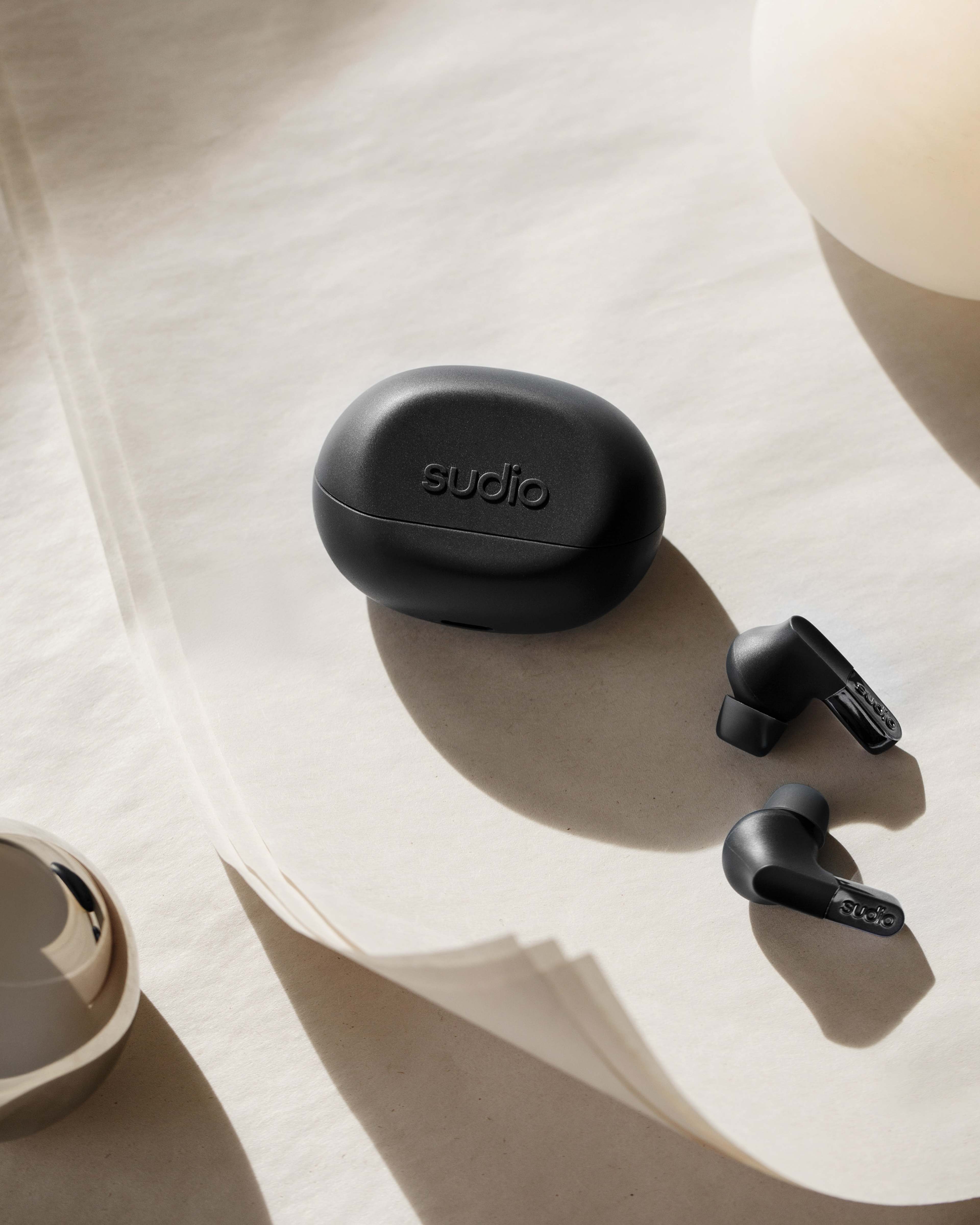 Sudio N3 Pro, från Sudio, i färgen titanium black. Klicka för att öppna bilden i stort format