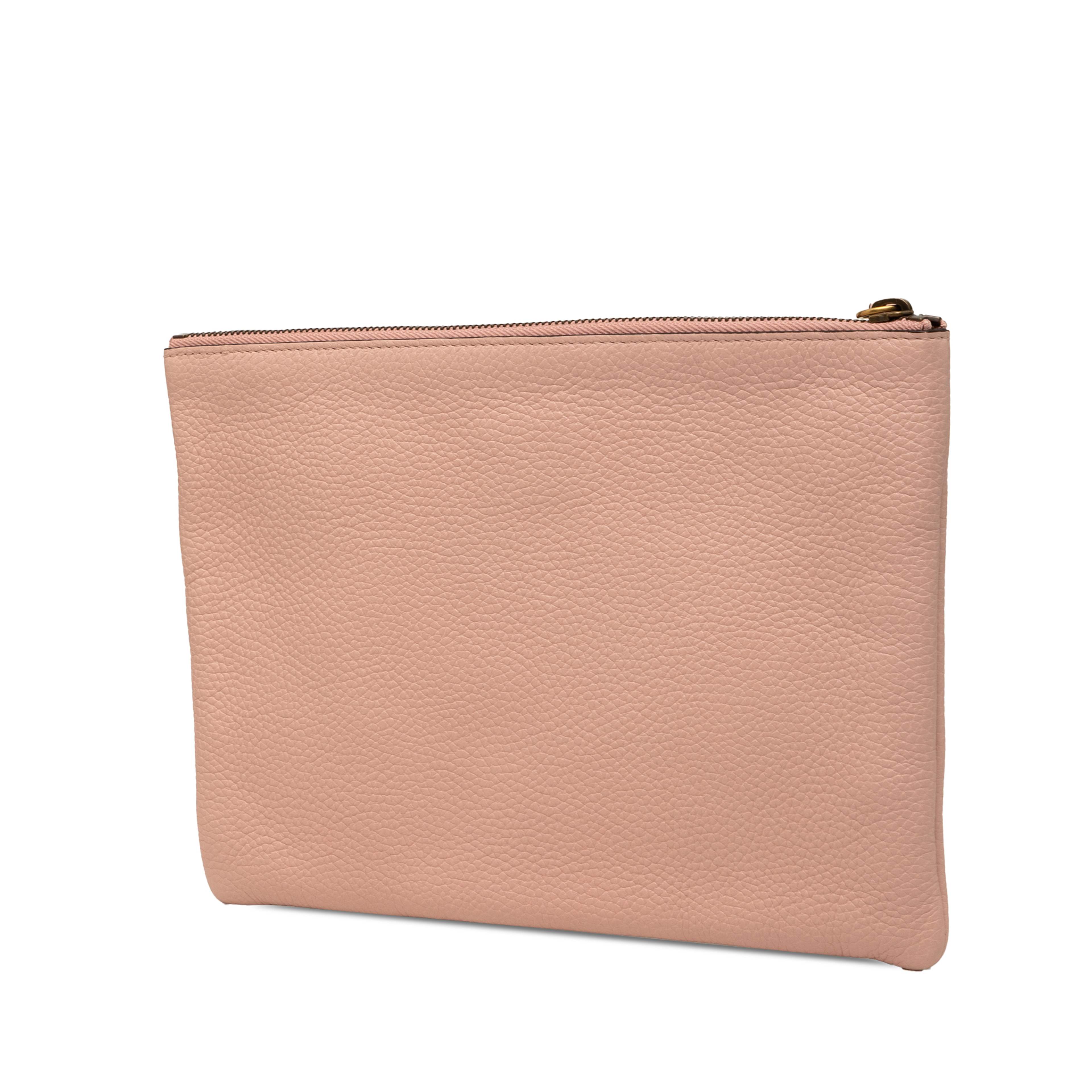 Gucci Calfskin Blind For Love Clutch, från Luxclusif, i färgen rosa. Klicka för att öppna bilden i stort format