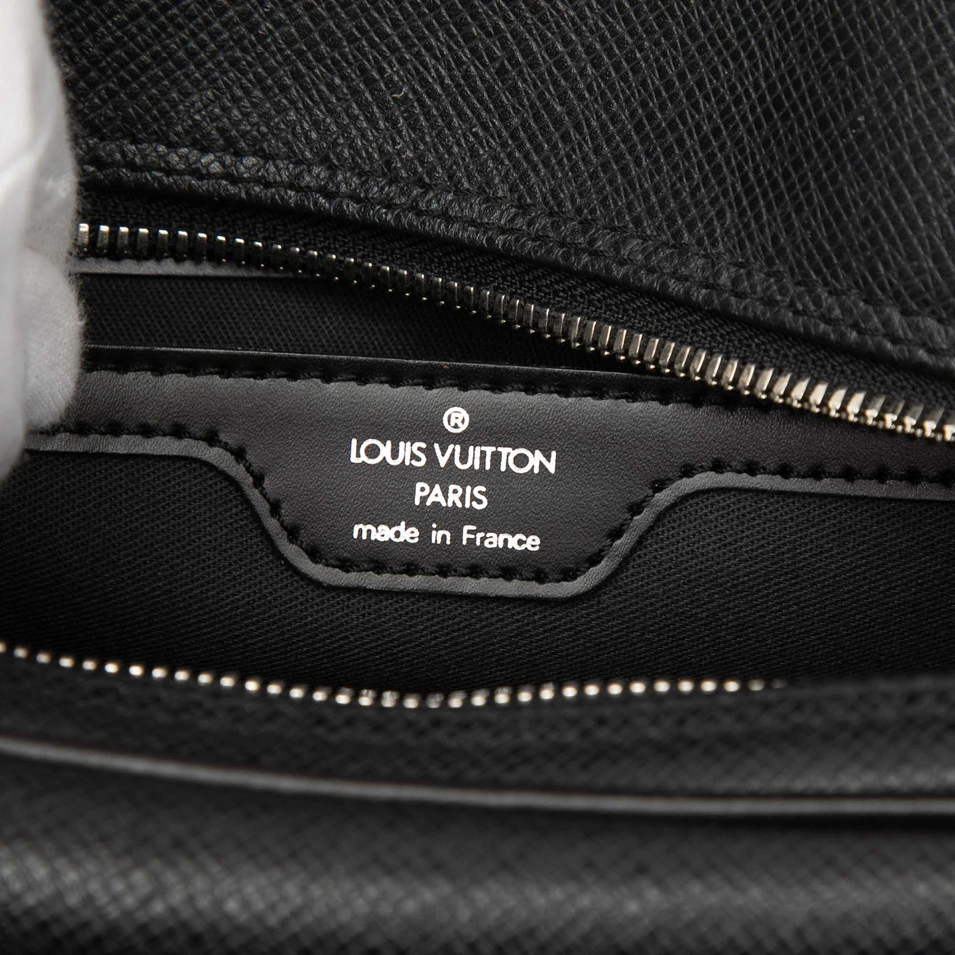 Louis Vuitton Taiga Reporter Pm, från Luxclusif, i färgen svart. Klicka för att öppna bilden i stort format