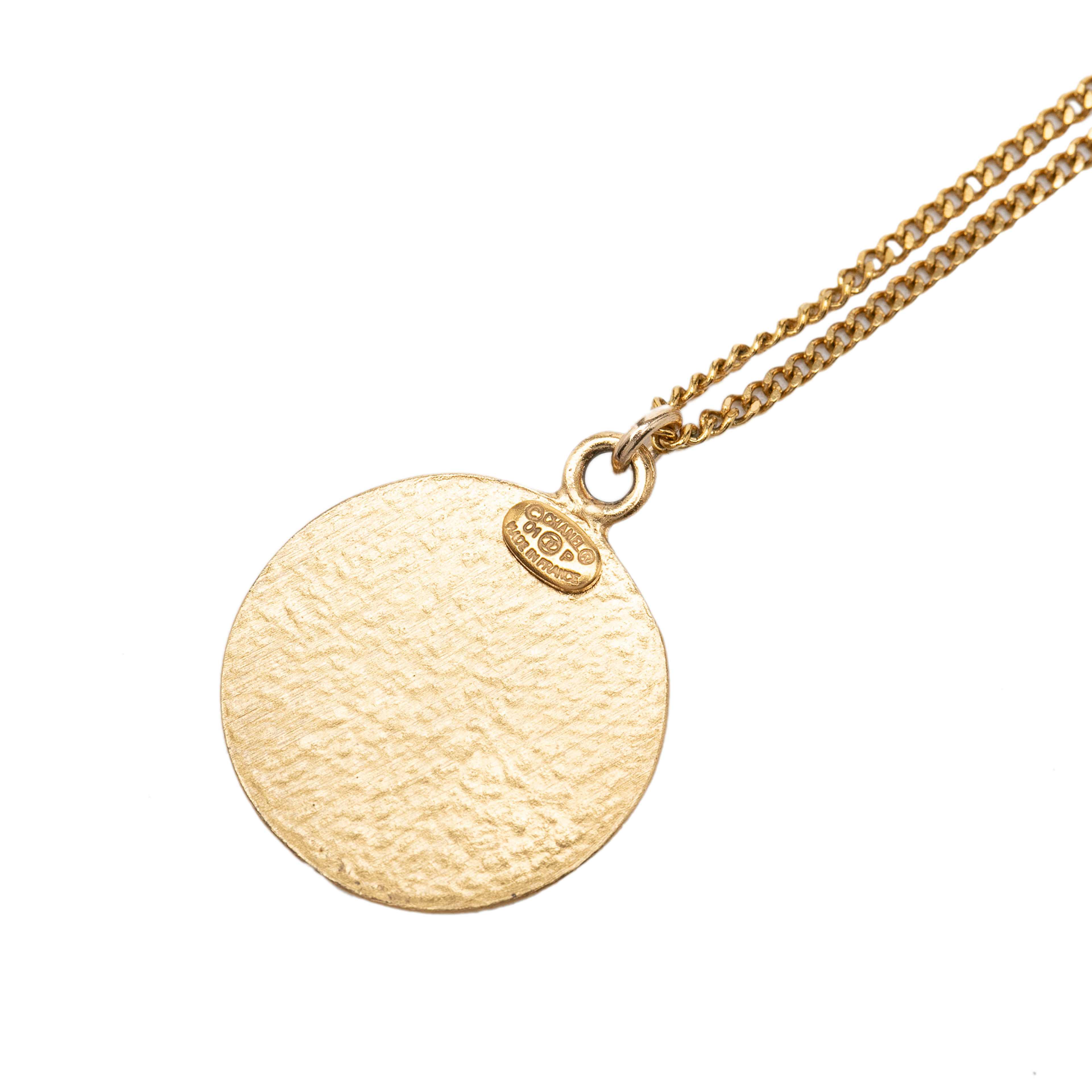 Chanel Cc Gold Plated And Enamel Round Pendant Necklace, från Luxclusif, i färgen svart. Klicka för att öppna bilden i stort format
