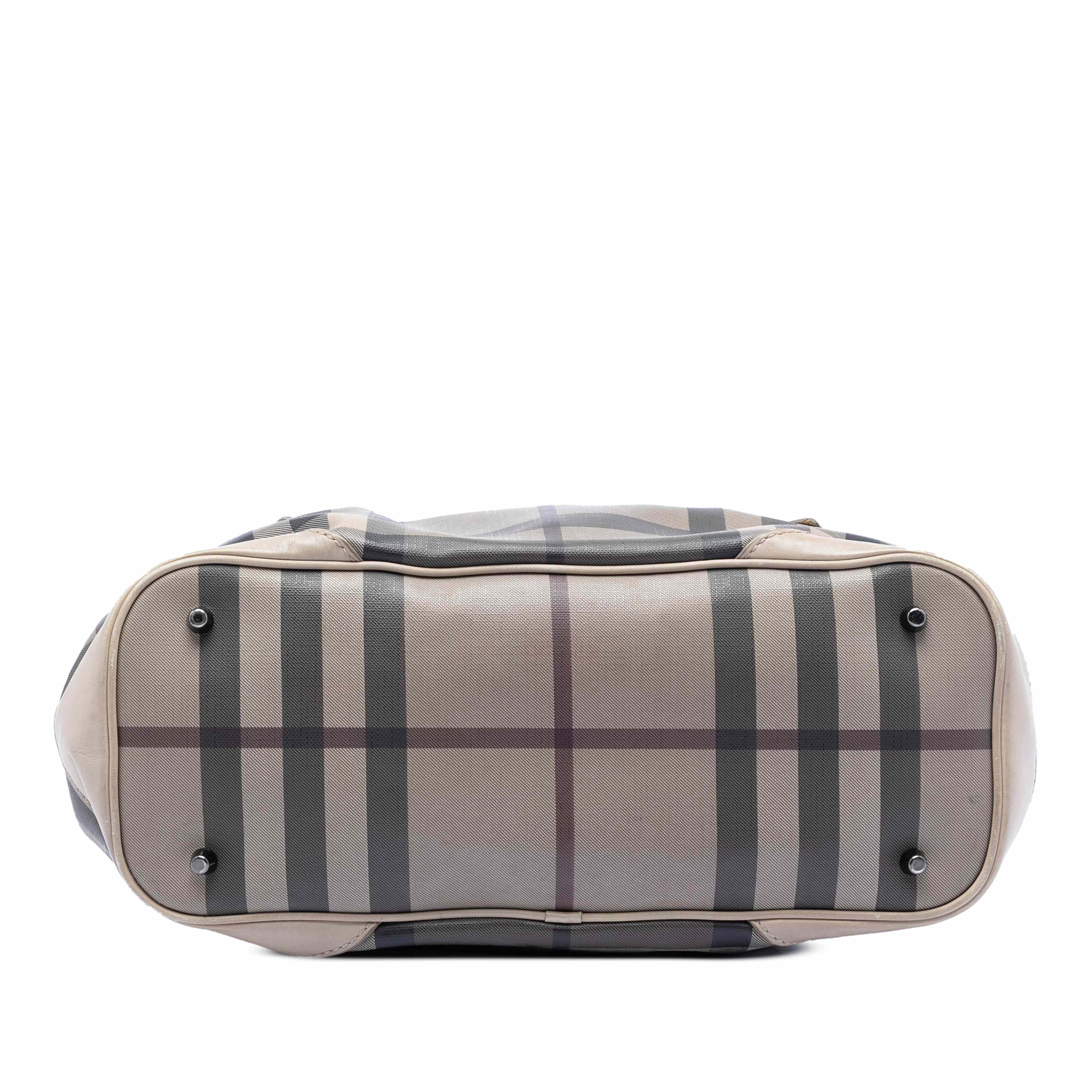 Burberry Smoke Check Coated Canvas Heathcliff Satchel, från Luxclusif, i färgen gray. Klicka för att öppna bilden i stort format
