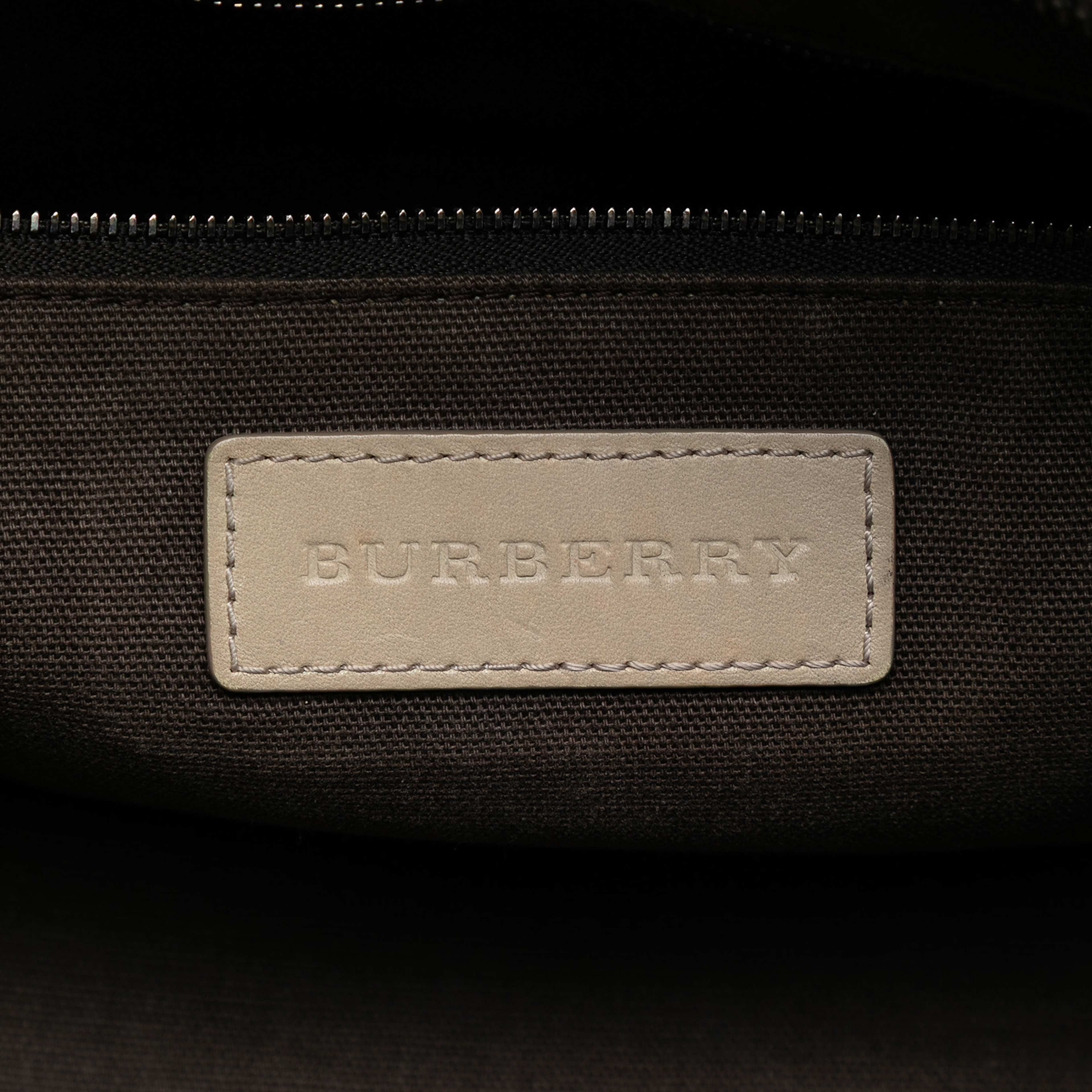 Burberry Smoke Check Coated Canvas Heathcliff Satchel, från Luxclusif, i färgen gray. Klicka för att öppna bilden i stort format