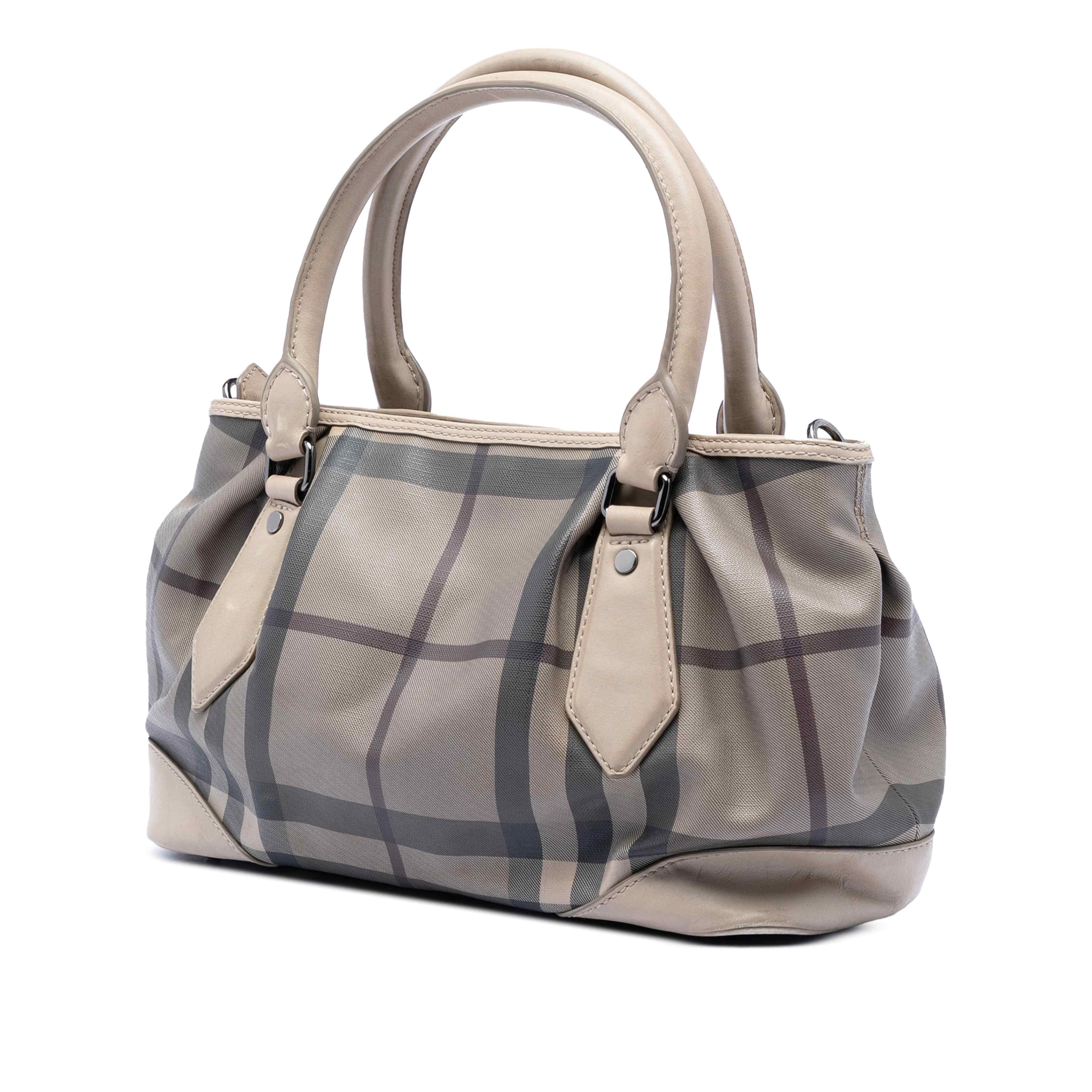 Burberry Smoke Check Coated Canvas Heathcliff Satchel, från Luxclusif, i färgen gray. Klicka för att öppna bilden i stort format