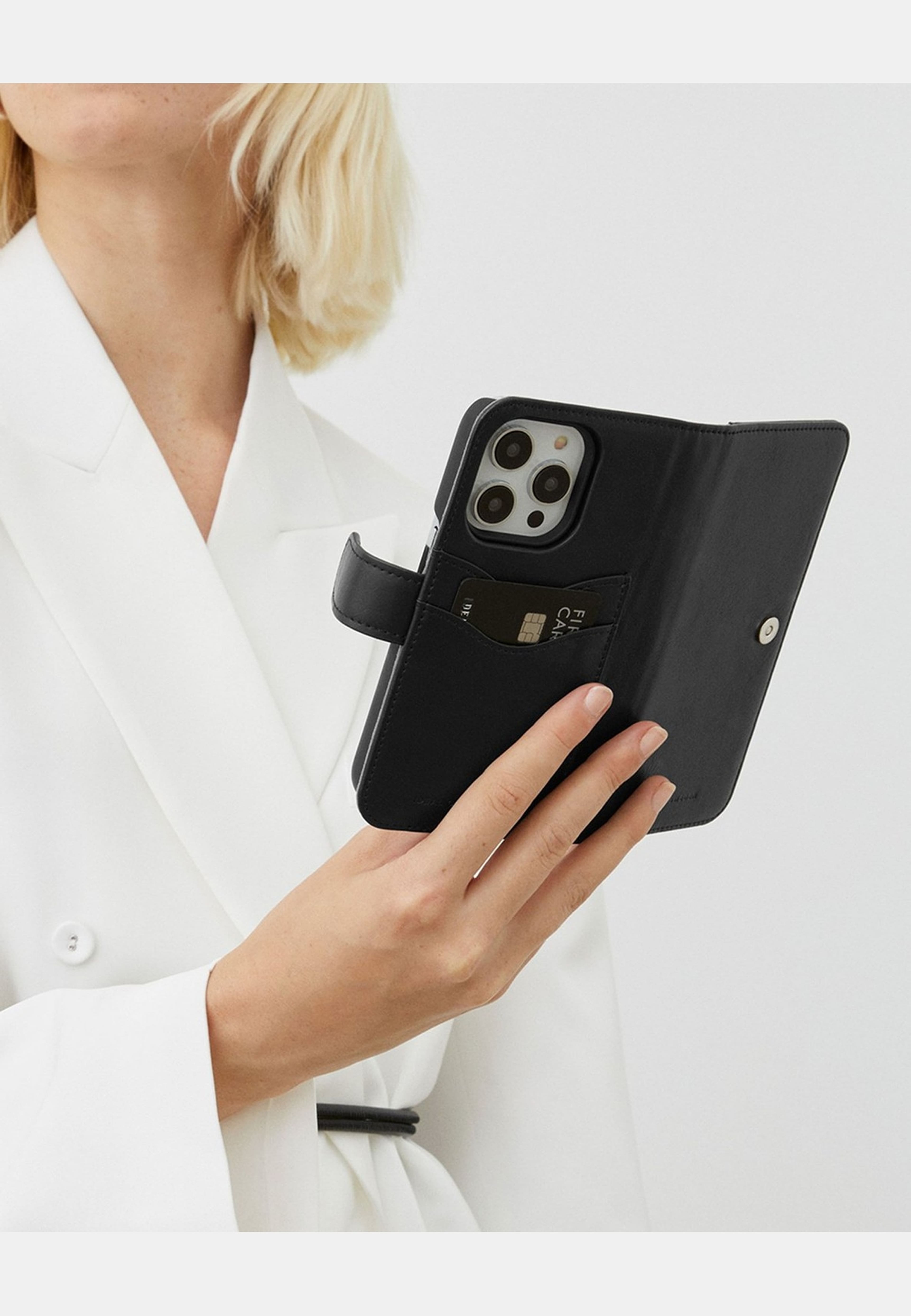 Magnet Wallet+ Iphone, från Ideal Of Sweden, i färgen black. Klicka för att öppna bilden i stort format