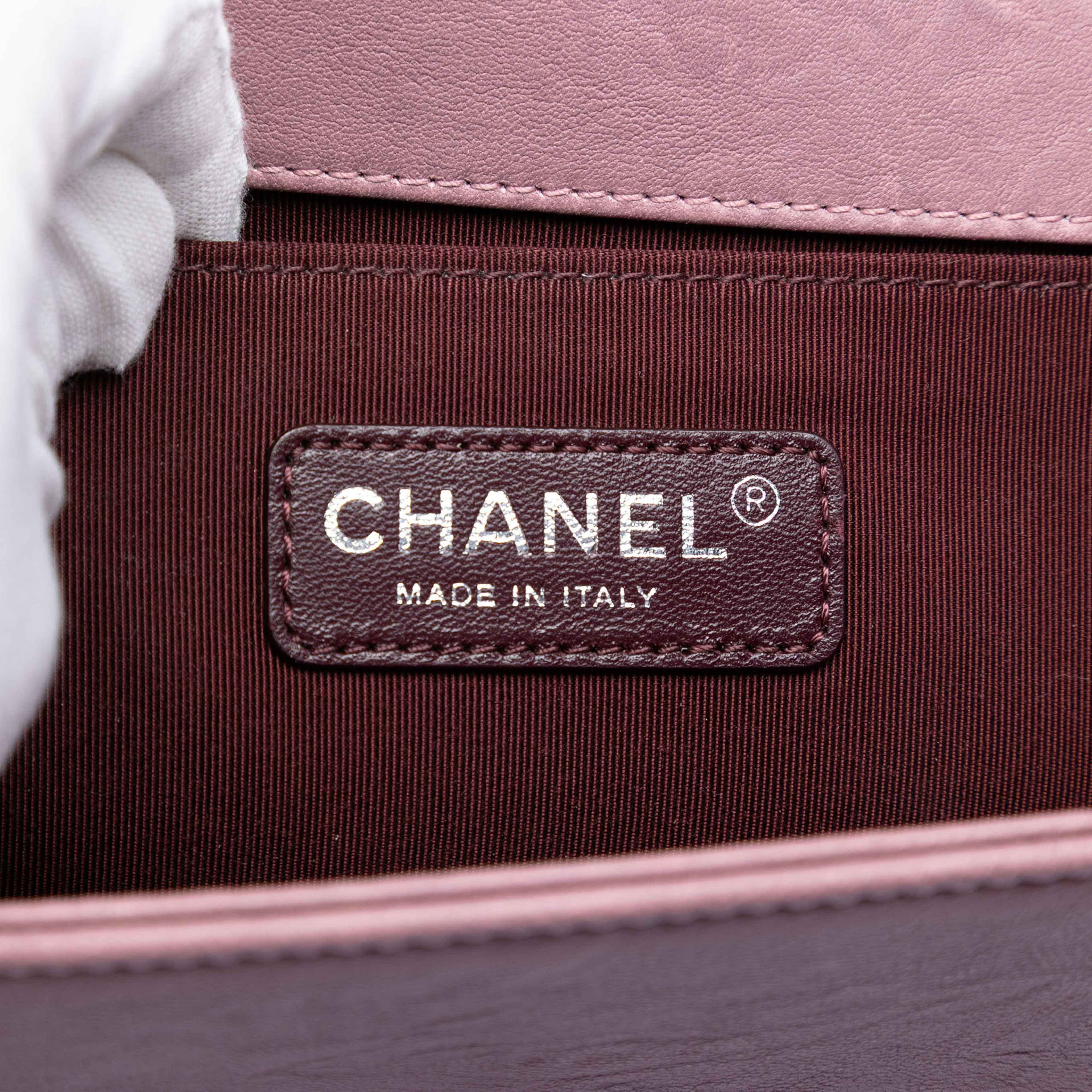 Chanel Old Medium Quilted Crumpled Calfskin Studded Boy Flap, från Luxclusif, i färgen rose gold. Klicka för att öppna bilden i stort format