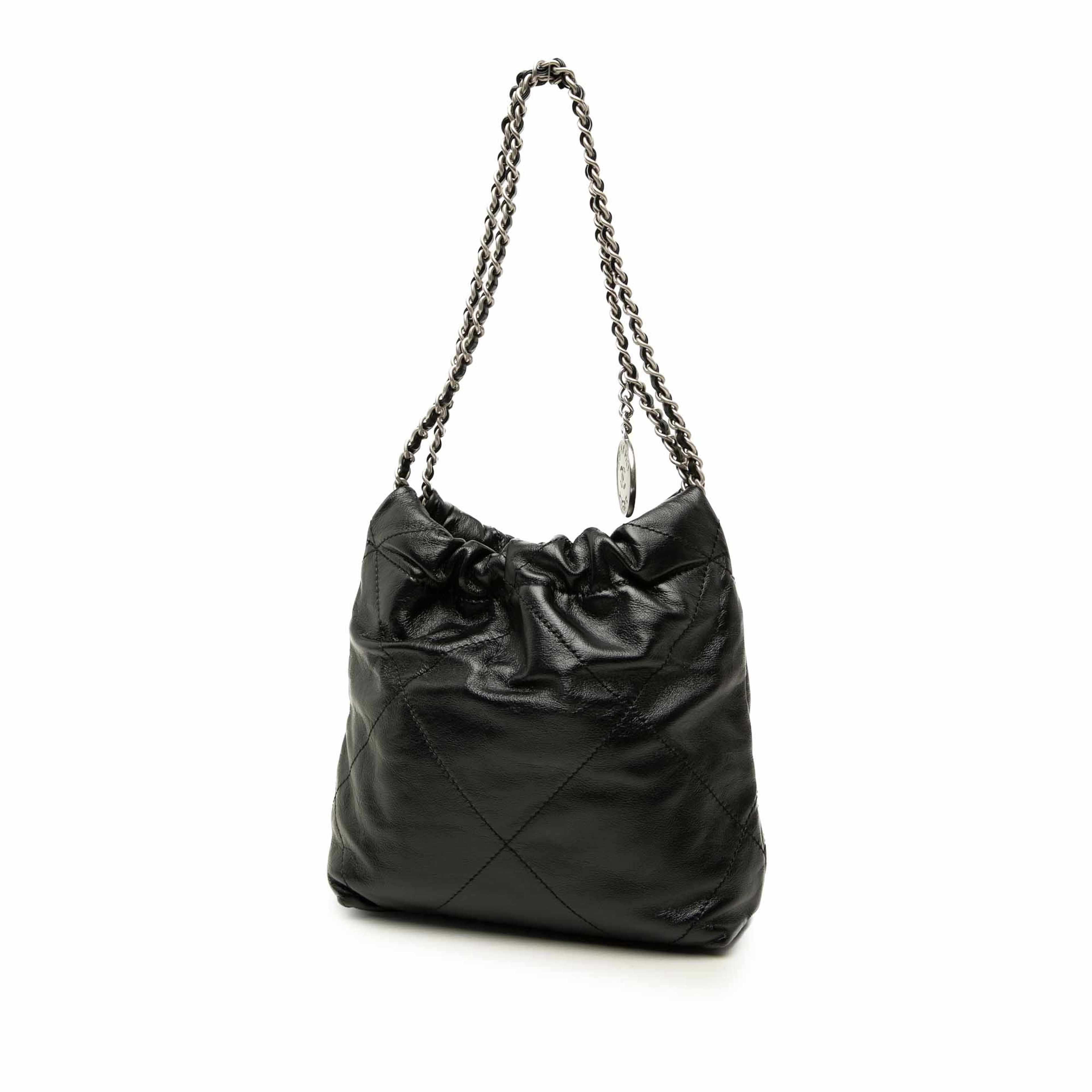 Chanel Mini Shiny Calfskin 22 Handbag, från Luxclusif, i färgen svart. Klicka för att öppna bilden i stort format
