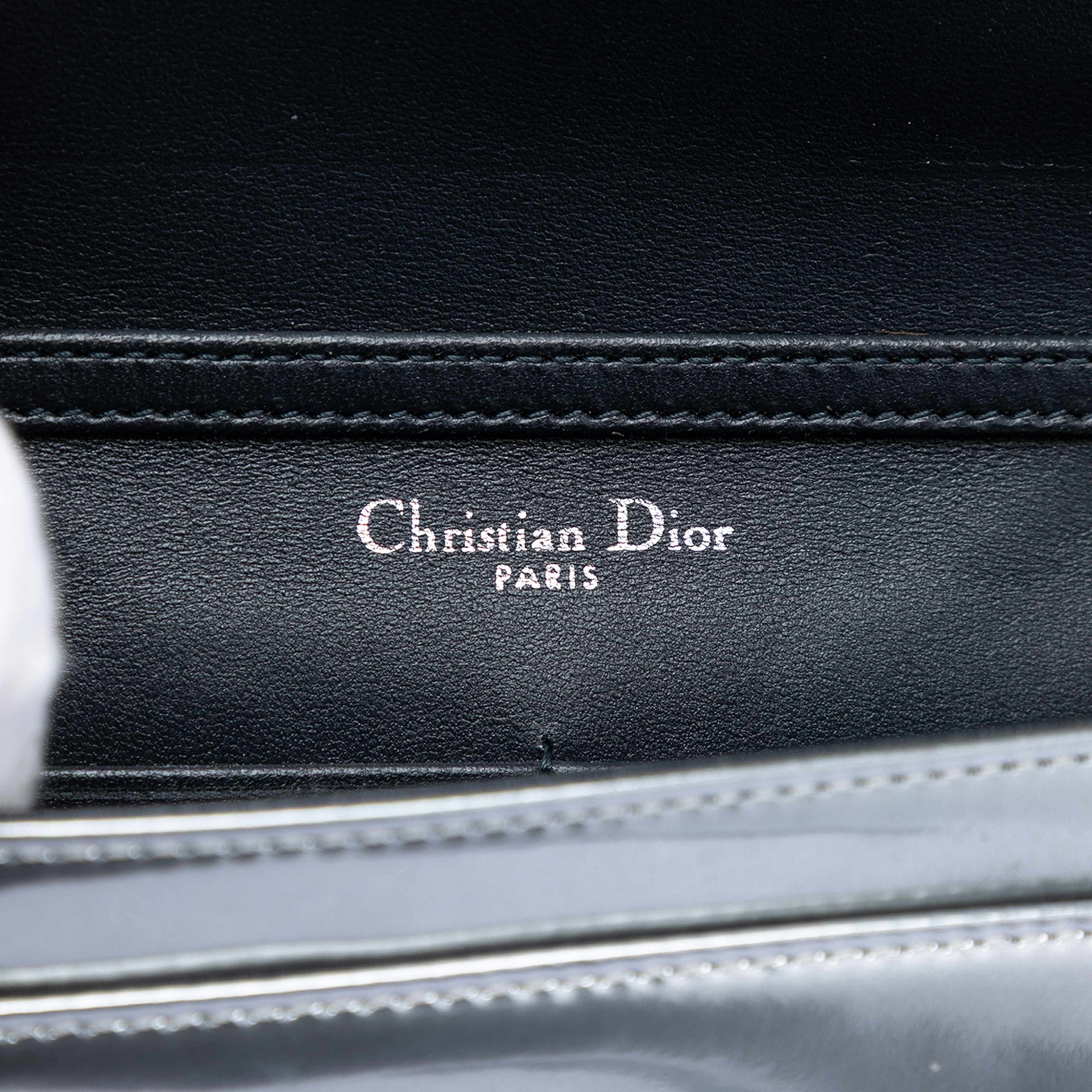 Dior Baby Patent Microcannage Diorama Crossbody, från Luxclusif, i färgen silver. Klicka för att öppna bilden i stort format