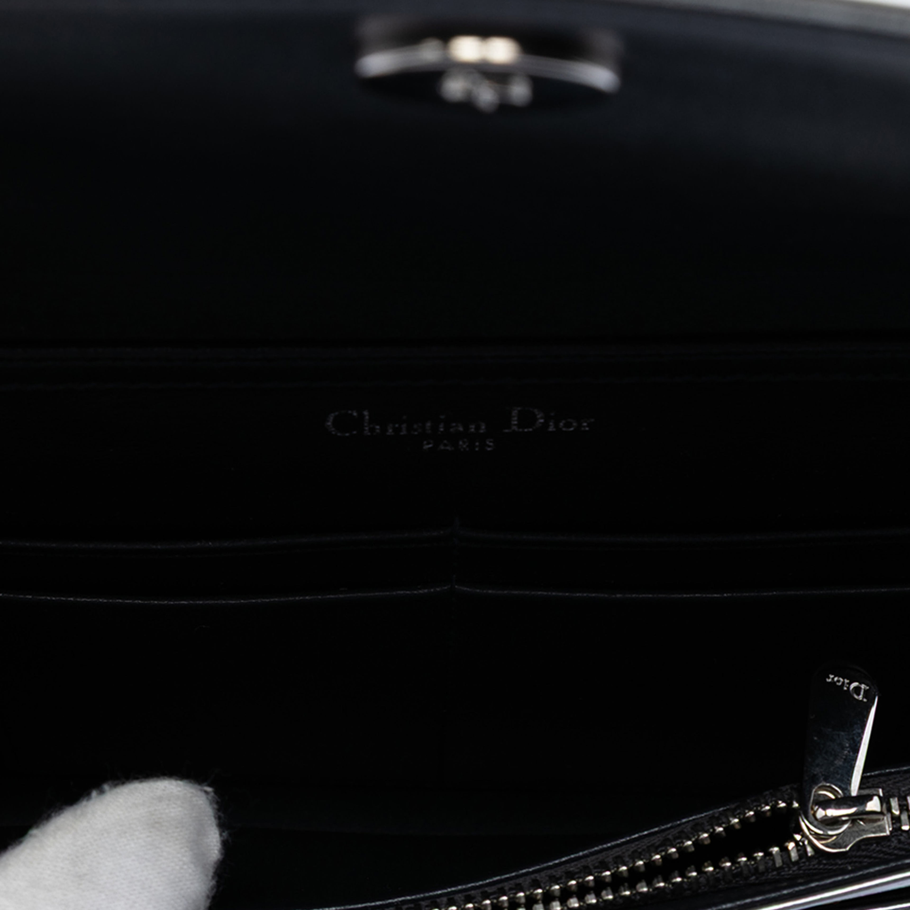 Dior Baby Patent Microcannage Diorama Crossbody, från Luxclusif, i färgen silver. Klicka för att öppna bilden i stort format