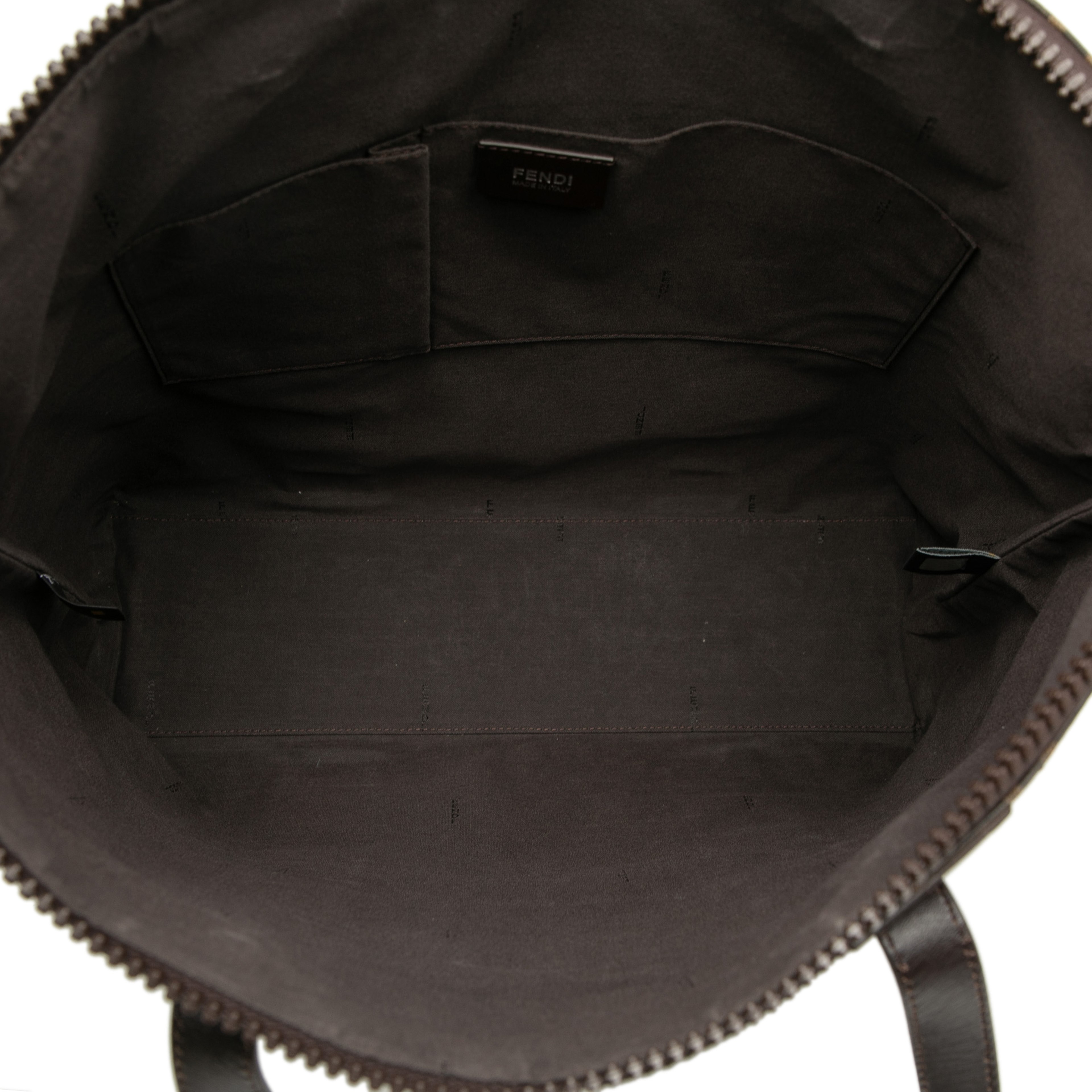 Fendi Zucca Spalmati Tote, från Luxclusif, i färgen dark brown. Klicka för att öppna bilden i stort format