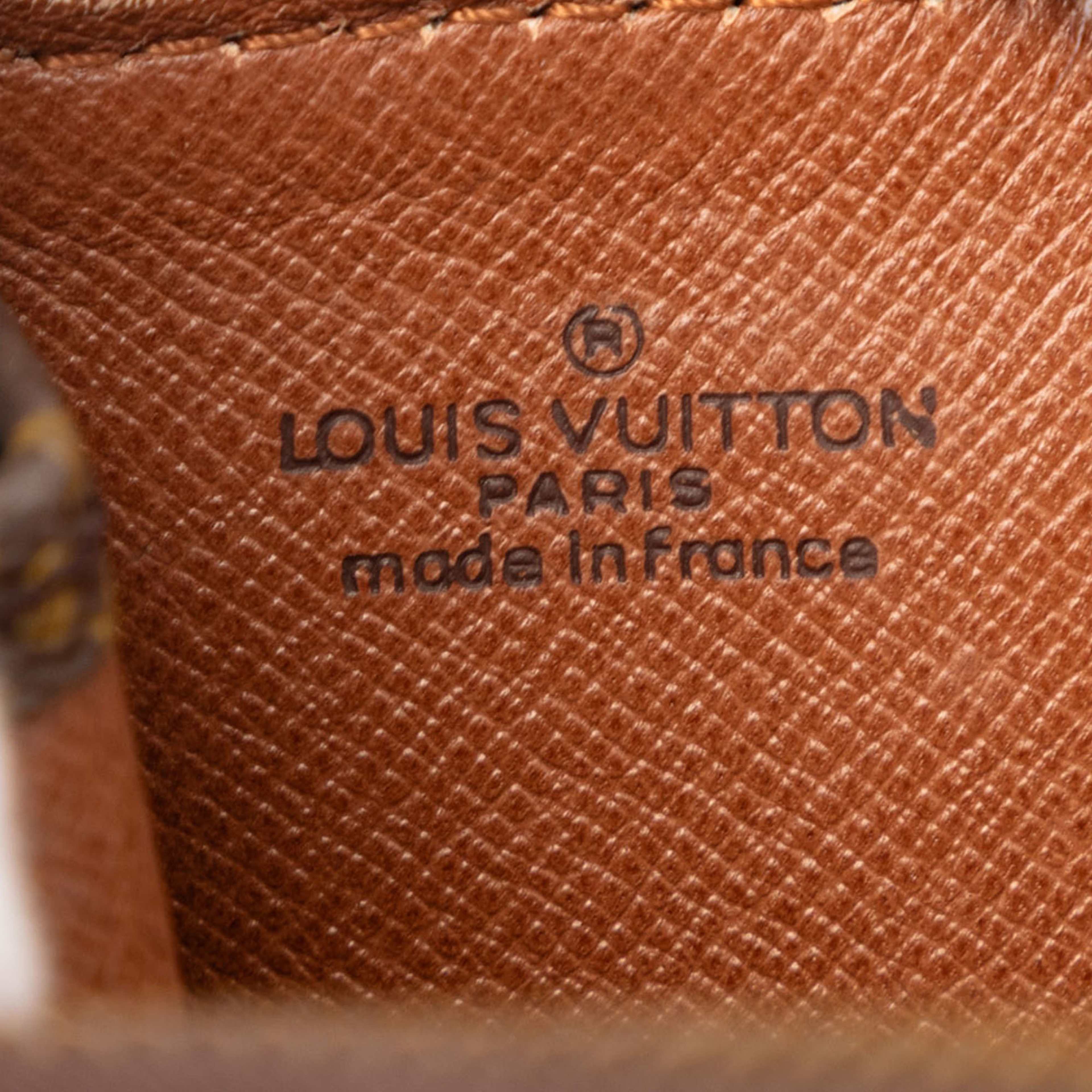 Louis Vuitton Monogram Poche Documents Portfolio, från Luxclusif, i färgen brown. Klicka för att öppna bilden i stort format