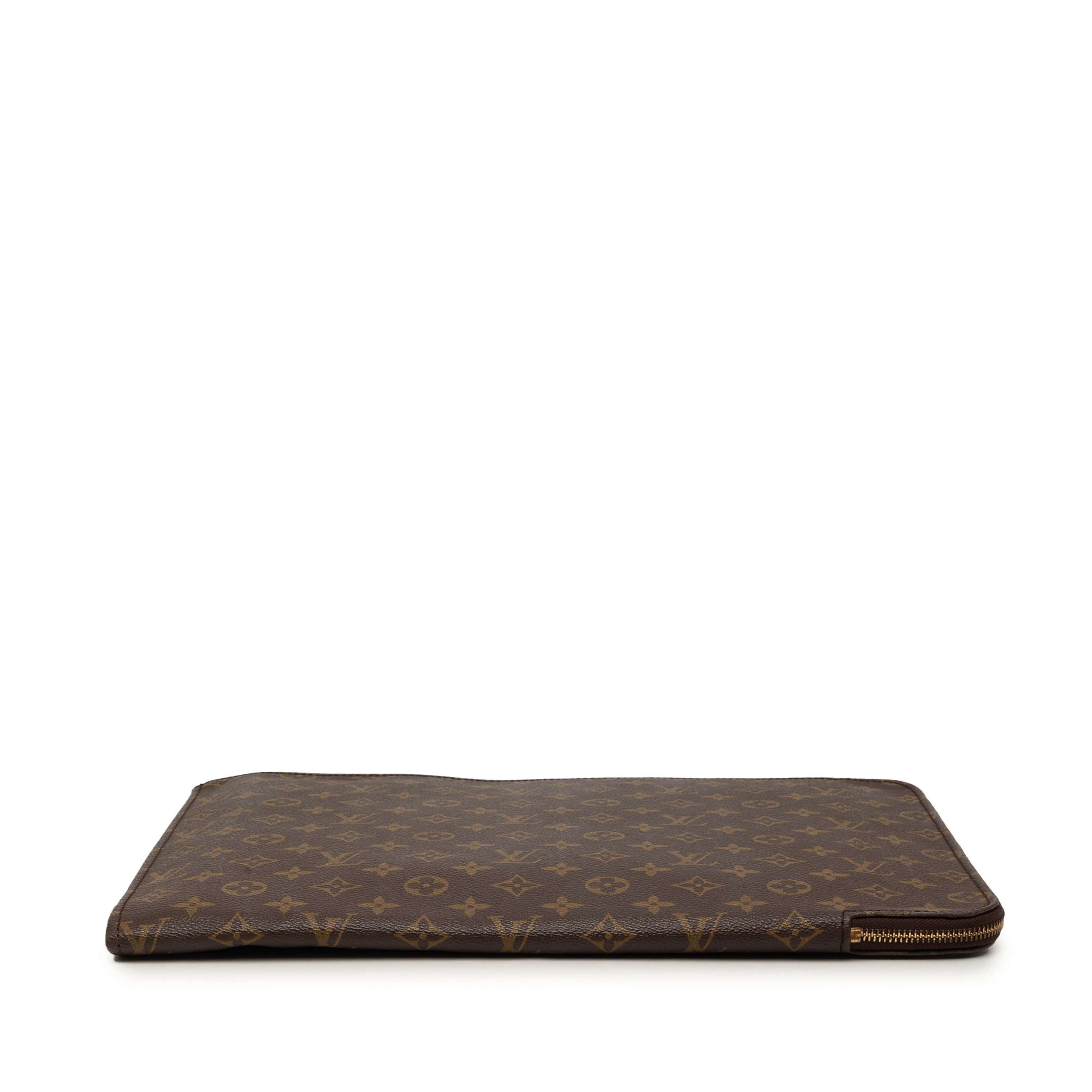 Louis Vuitton Monogram Poche Documents Portfolio, från Luxclusif, i färgen brown. Klicka för att öppna bilden i stort format