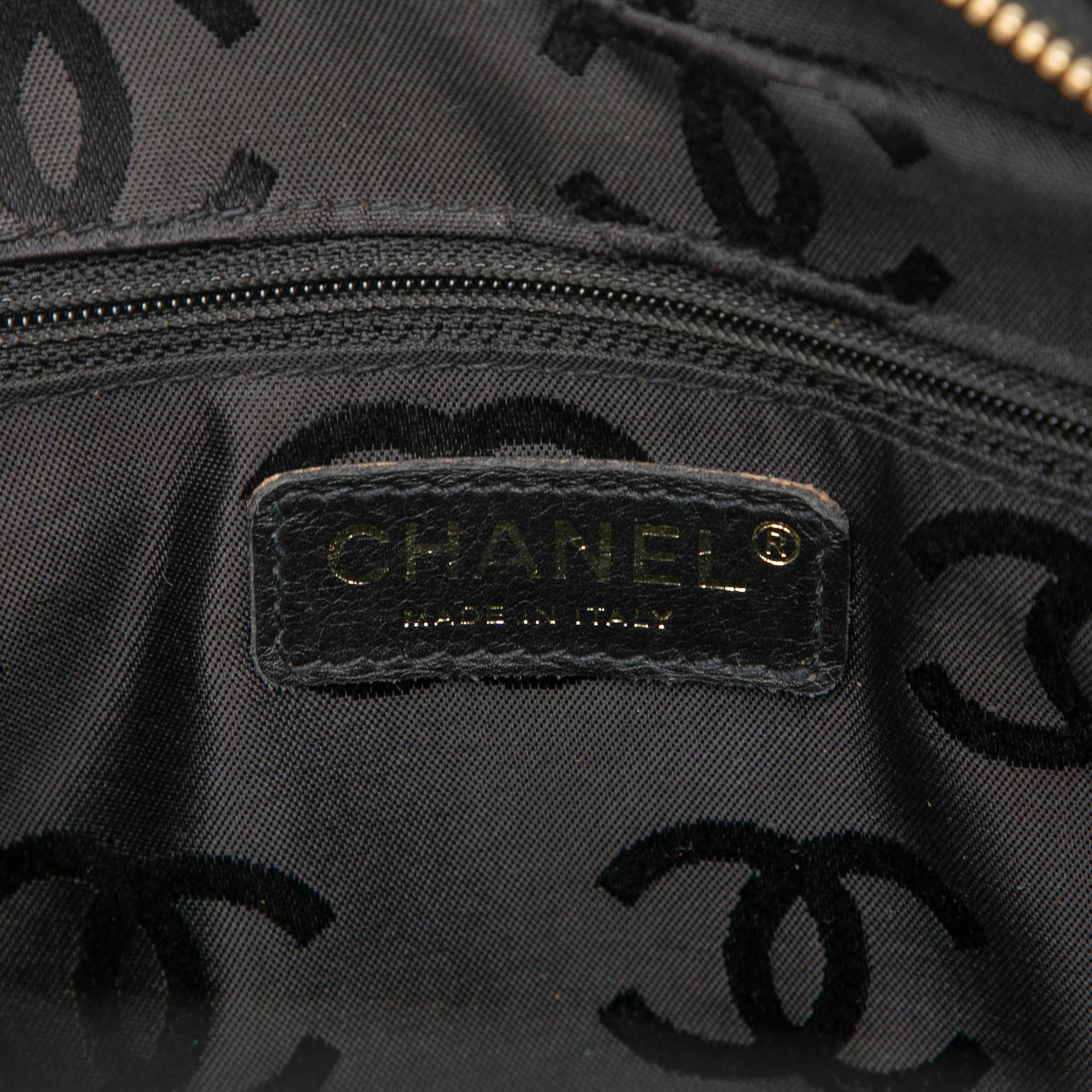 Chanel Cc Quilted Calfskin Wild Stitch Handbag, från Luxclusif, i färgen black. Klicka för att öppna bilden i stort format