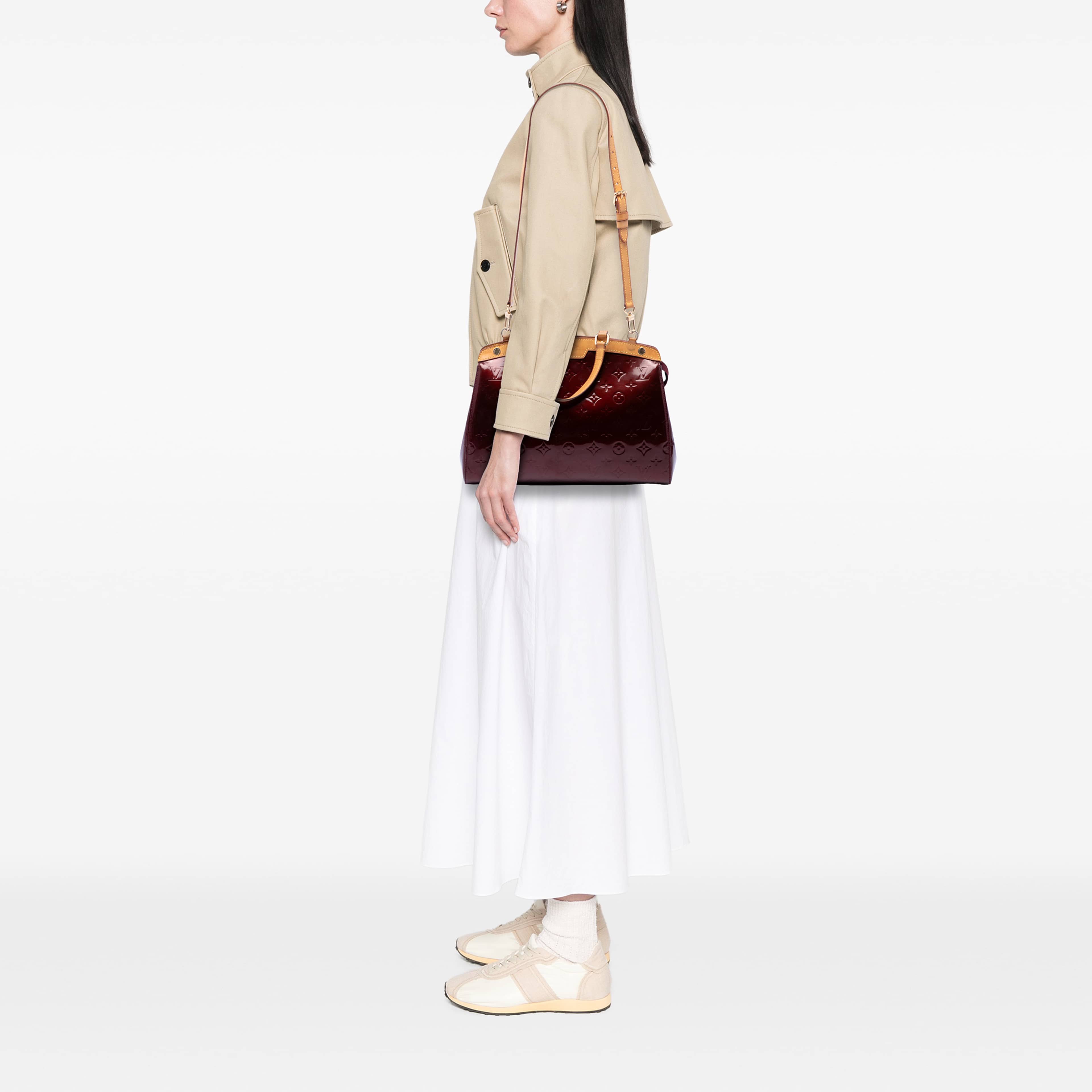 Louis Vuitton Monogram Vernis Brea Mm, från Luxclusif, i färgen röd. Klicka för att öppna bilden i stort format
