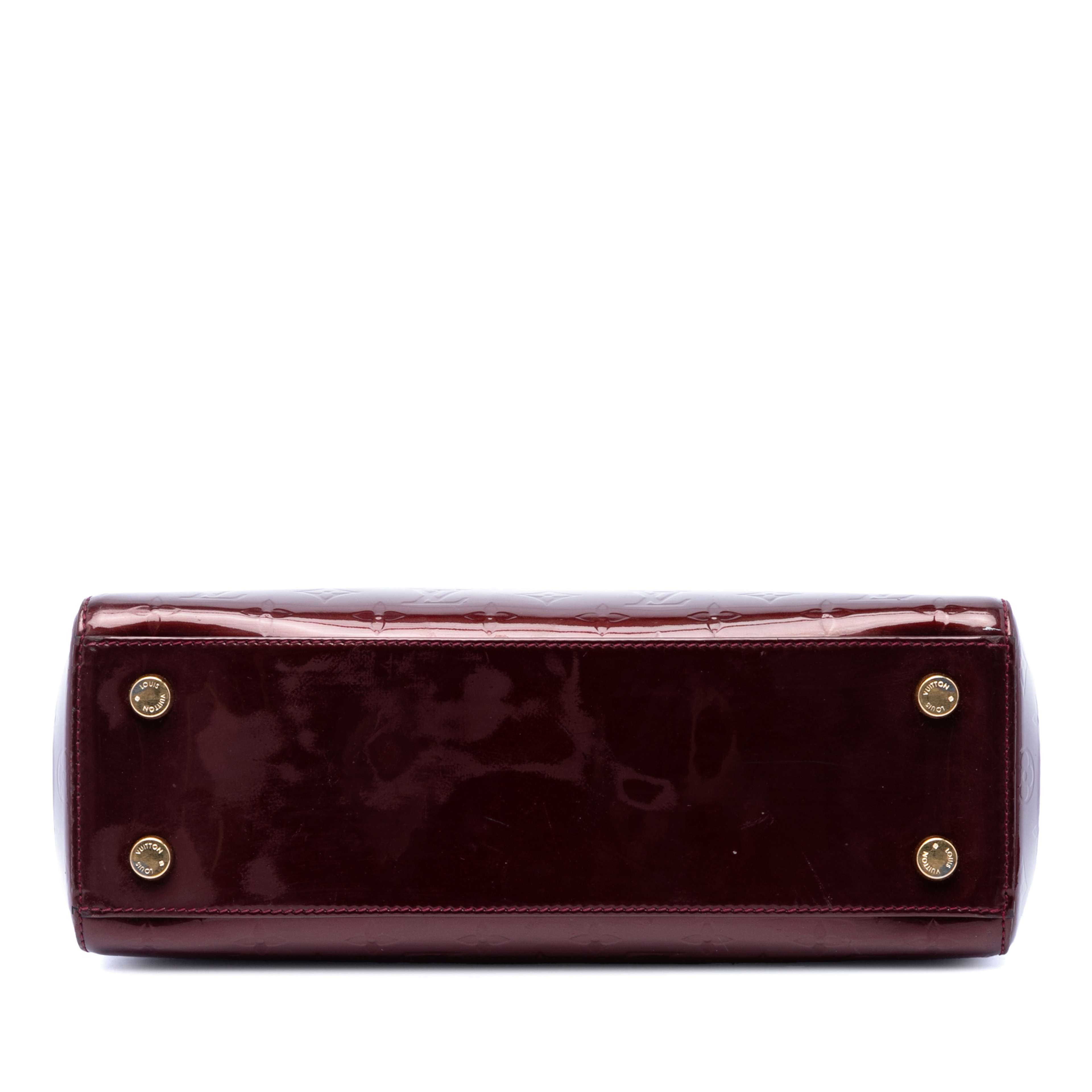 Louis Vuitton Monogram Vernis Brea Mm, från Luxclusif, i färgen röd. Klicka för att öppna bilden i stort format