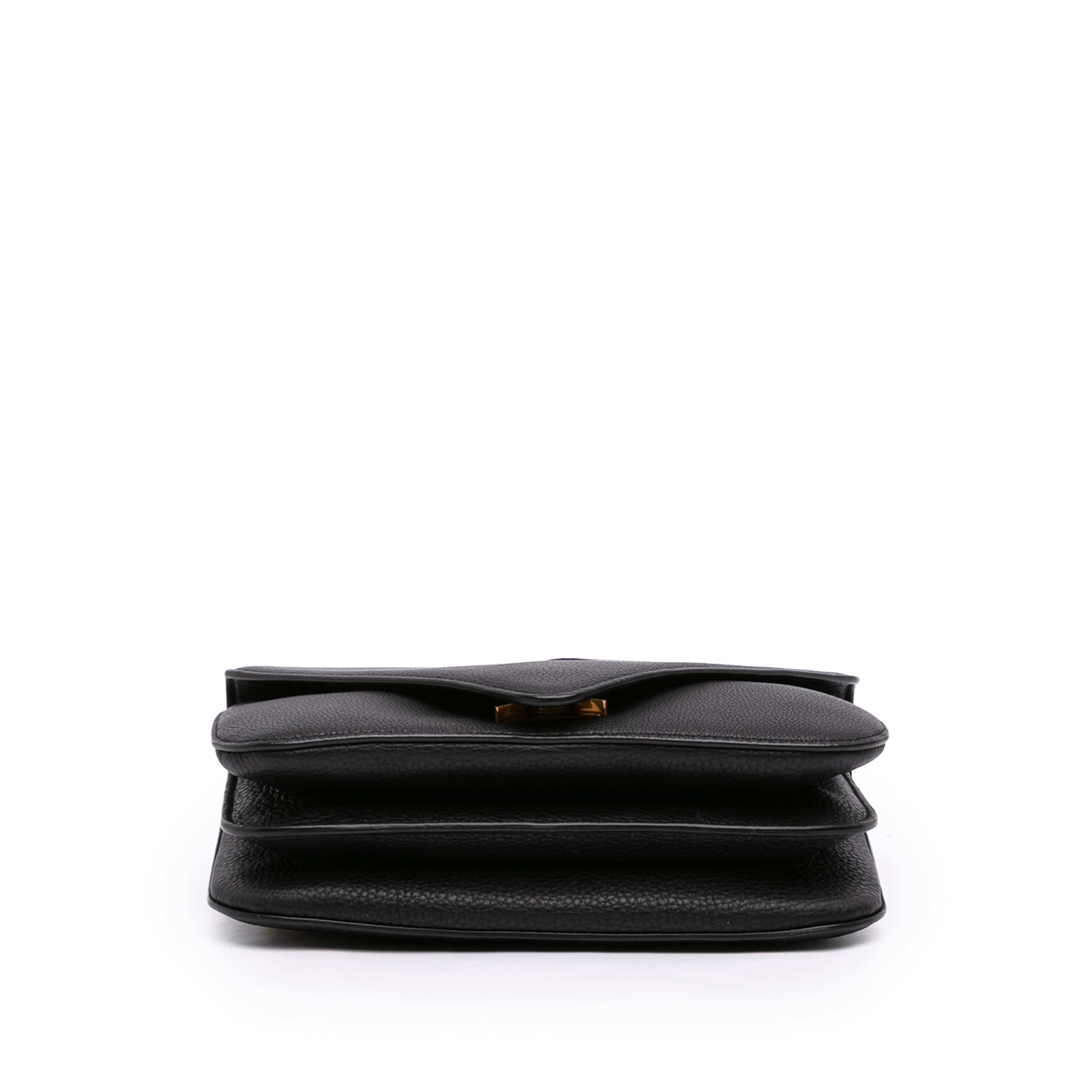 Bottega Veneta Small Leather Mount Envelope Chain Bag, från Luxclusif, i färgen svart. Klicka för att öppna bilden i stort format