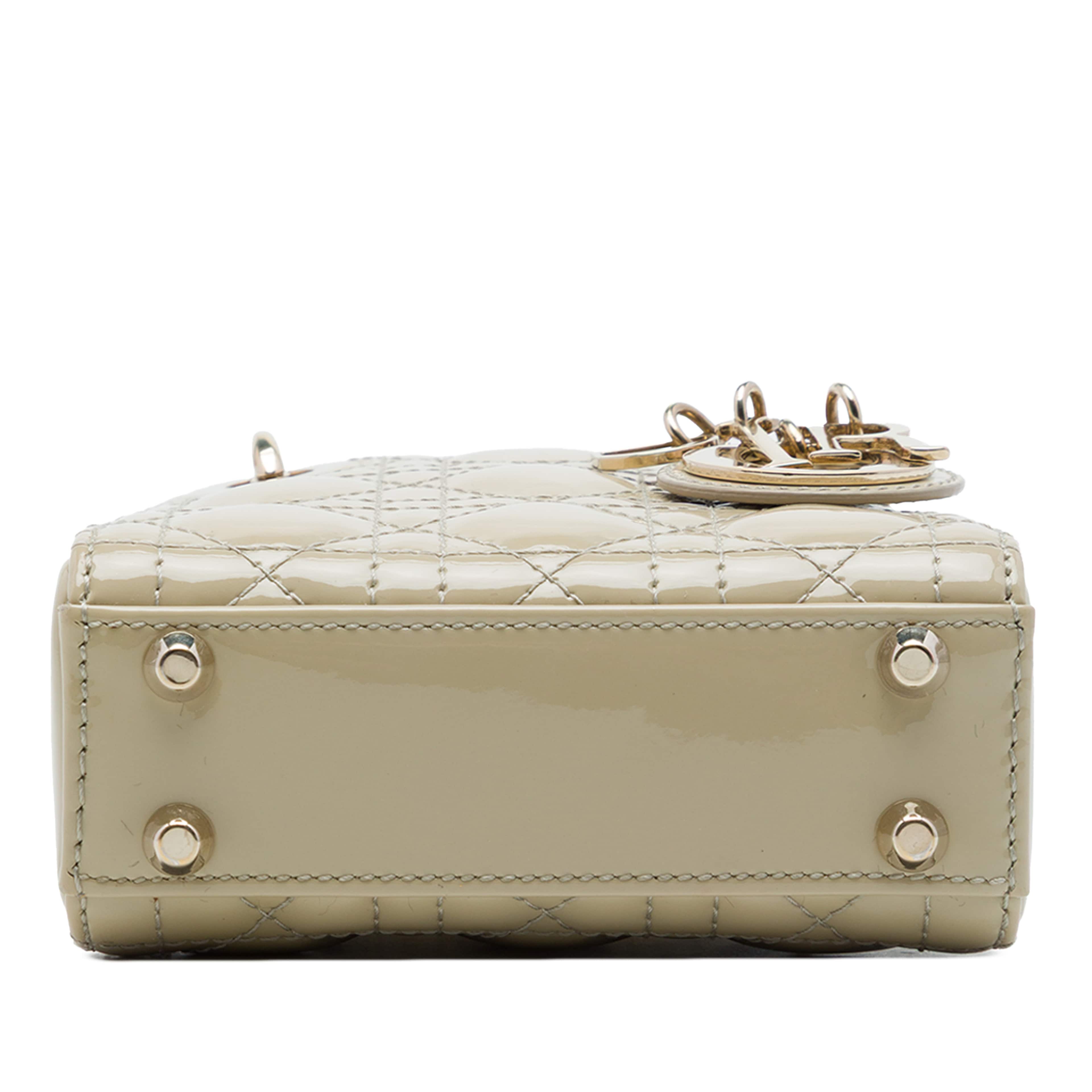 Dior Micro Patent Cannage Lady Dior, från Luxclusif, i färgen beige. Klicka för att öppna bilden i stort format