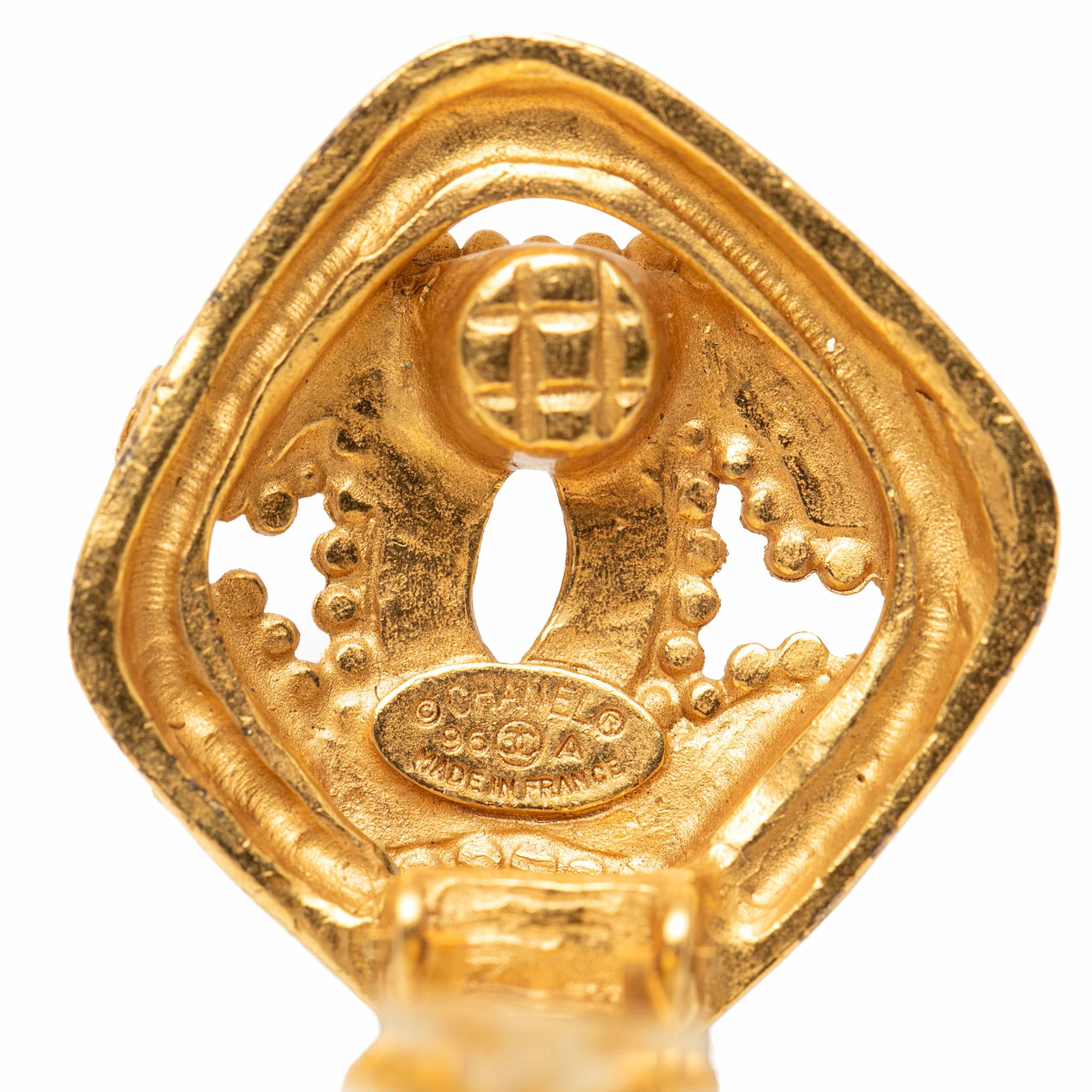 Chanel Cc Gold Plated Rhombus Clip On Earrings, från Luxclusif, i färgen gold. Klicka för att öppna bilden i stort format