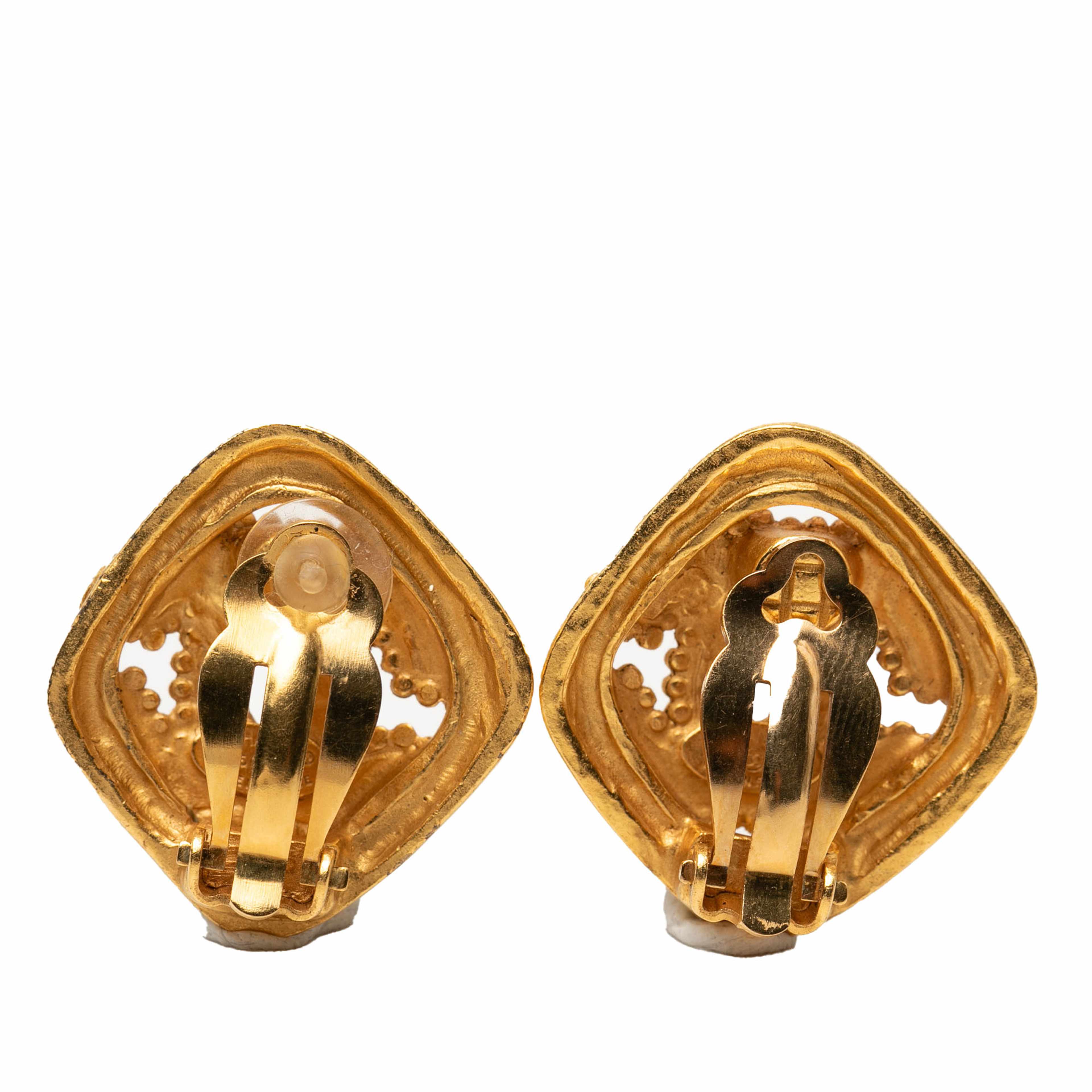 Chanel Cc Gold Plated Rhombus Clip On Earrings, från Luxclusif, i färgen guld. Klicka för att öppna bilden i stort format