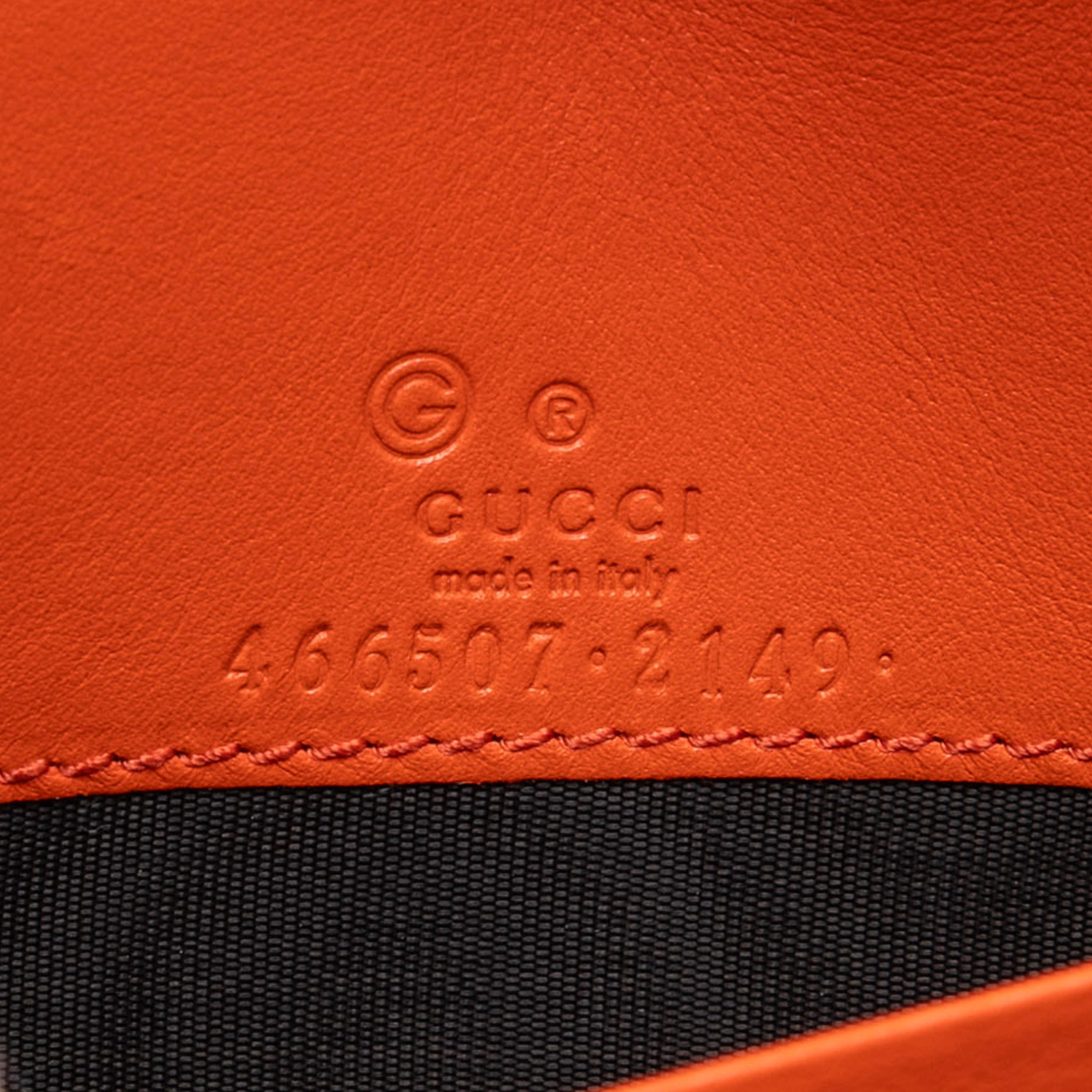 Gucci Microguccissima Wallet On Strap, från Luxclusif, i färgen orange. Klicka för att öppna bilden i stort format