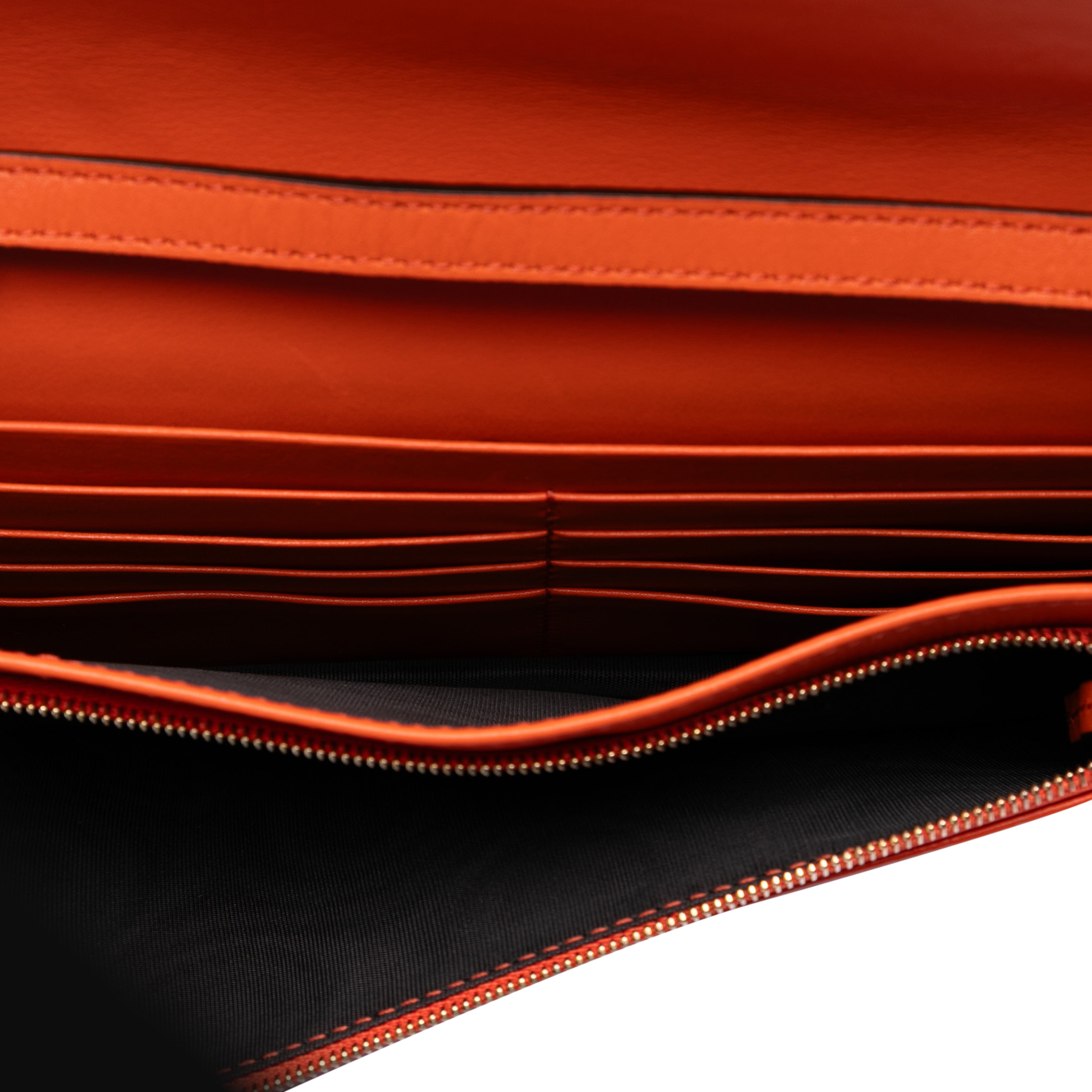 Gucci Microguccissima Wallet On Strap, från Luxclusif, i färgen orange. Klicka för att öppna bilden i stort format