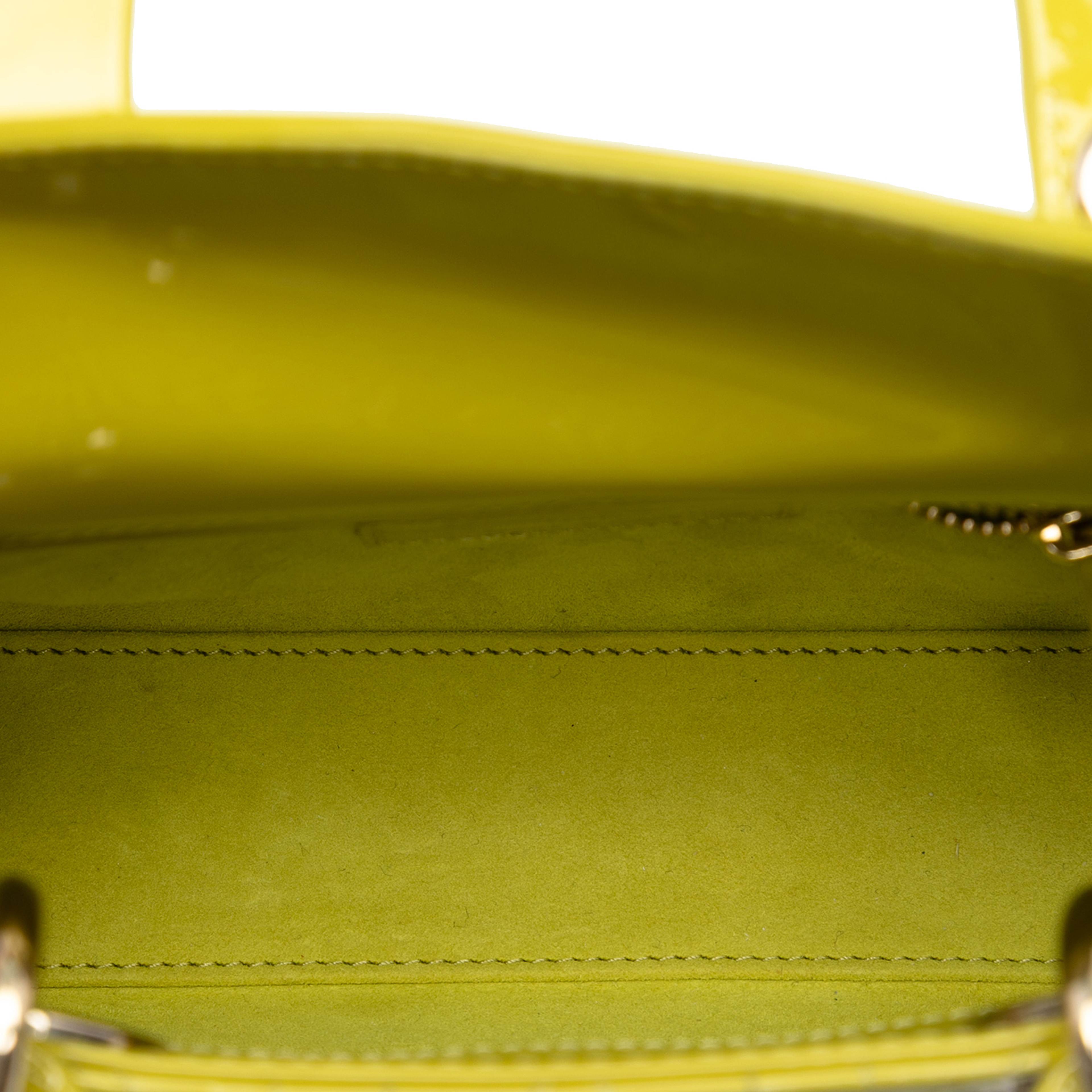 Dior Mini Patent Cannage Lady Dior, från Luxclusif, i färgen neon yellow. Klicka för att öppna bilden i stort format