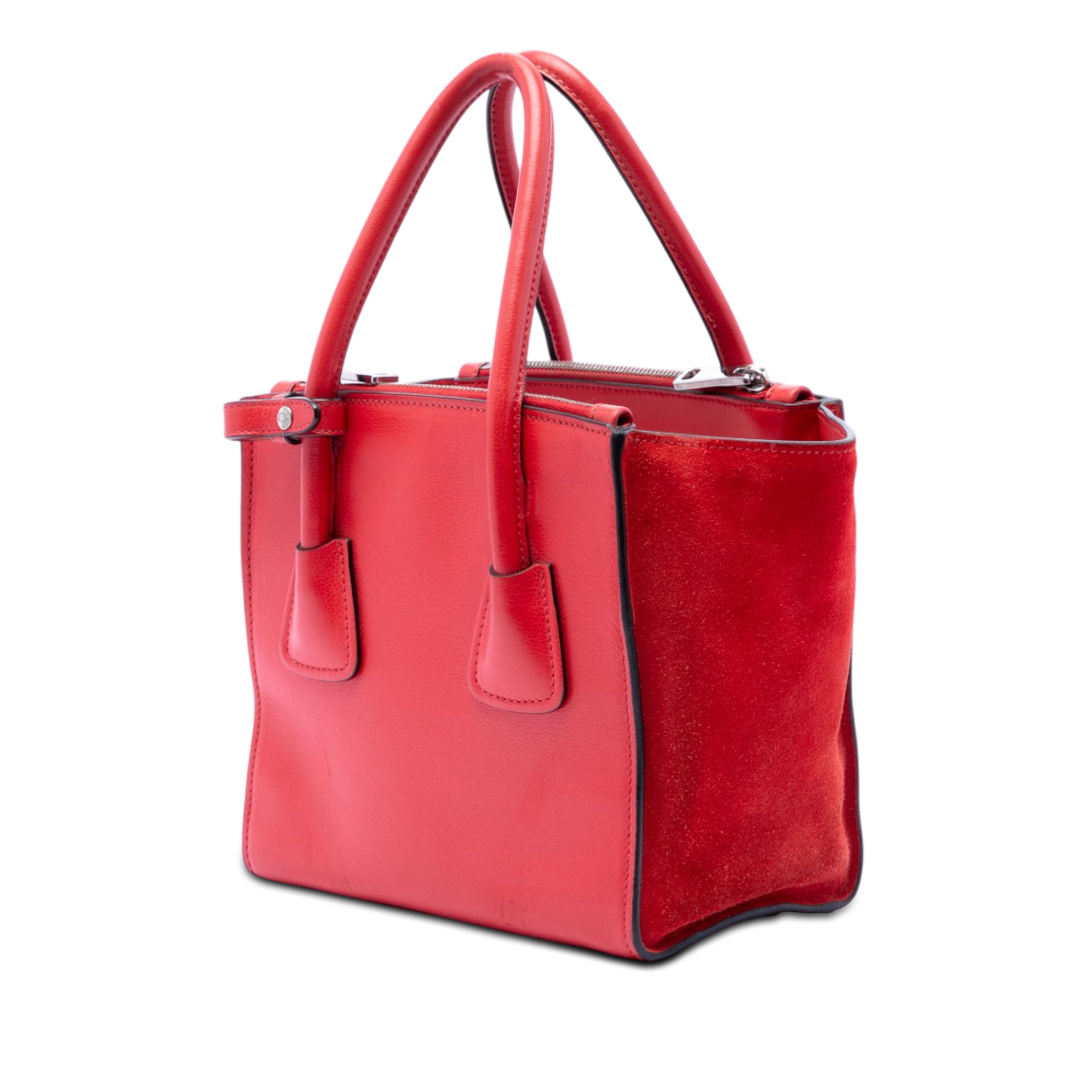 Prada Small Glace Calf Twin Pocket Satchel, från Luxclusif, i färgen röd. Klicka för att öppna bilden i stort format