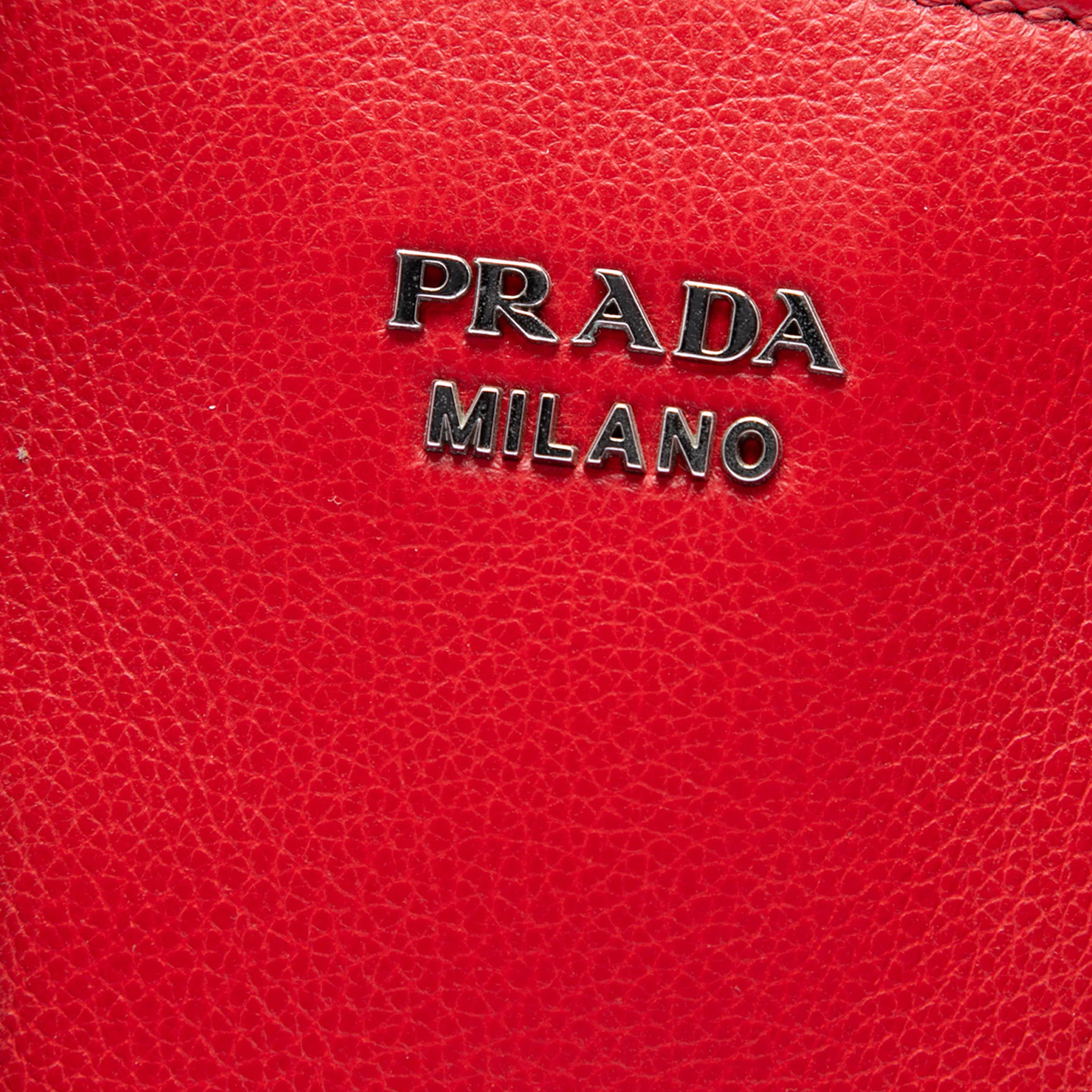 Prada Small Glace Calf Twin Pocket Satchel, från Luxclusif, i färgen red. Klicka för att öppna bilden i stort format