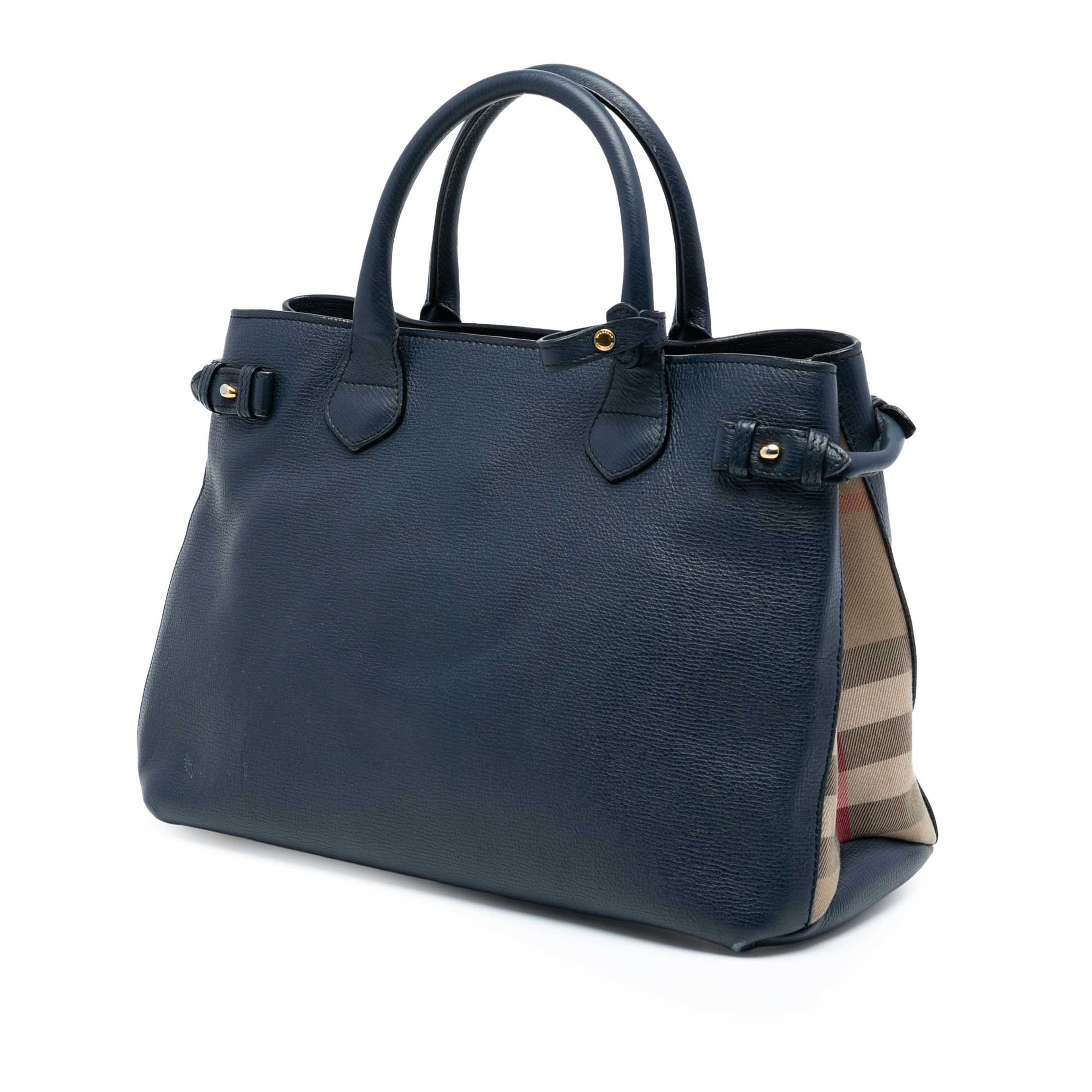 Burberry Medium Leather And House Check Banner Satchel, från Luxclusif, i färgen navy. Klicka för att öppna bilden i stort format