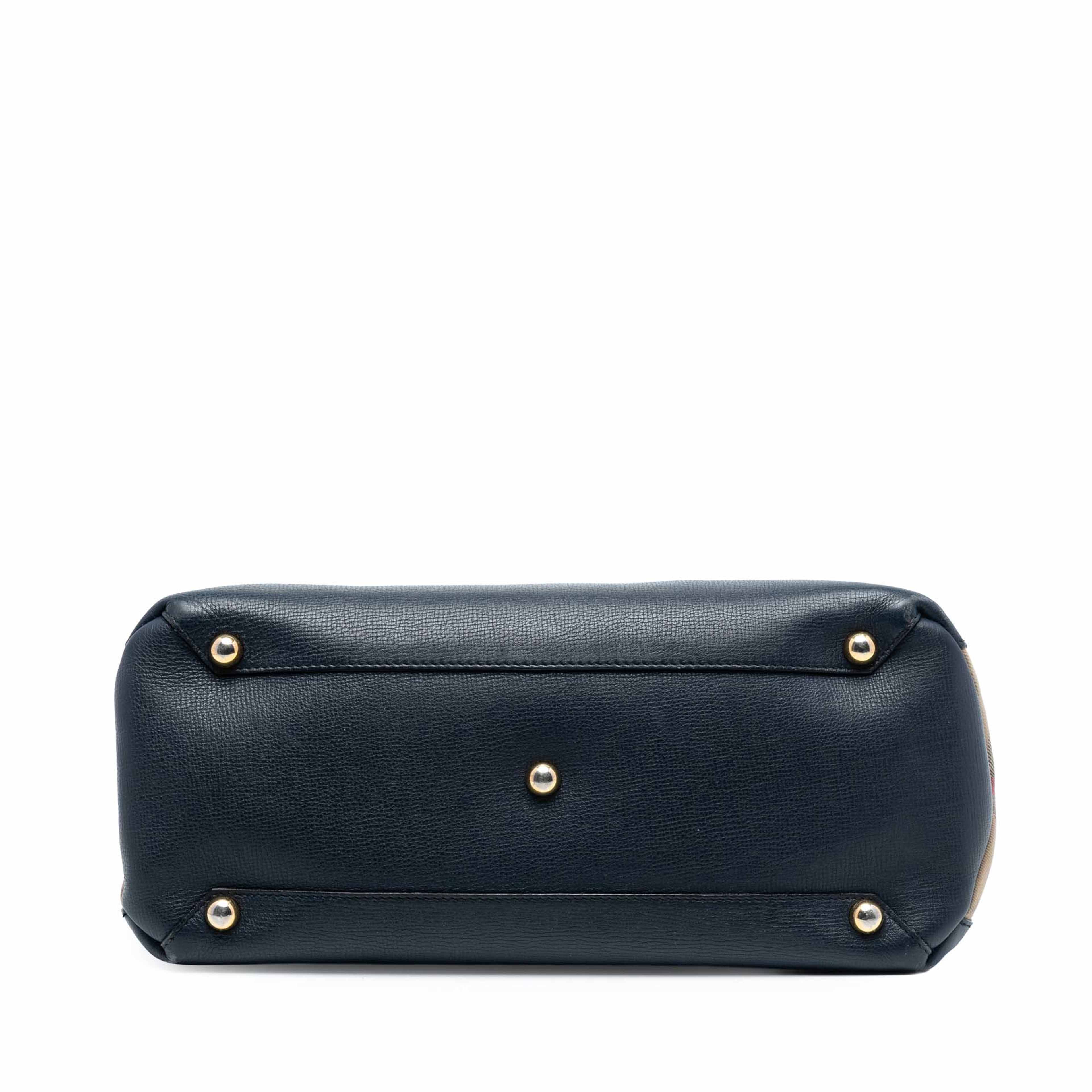 Burberry Medium Leather And House Check Banner Satchel, från Luxclusif, i färgen navy. Klicka för att öppna bilden i stort format