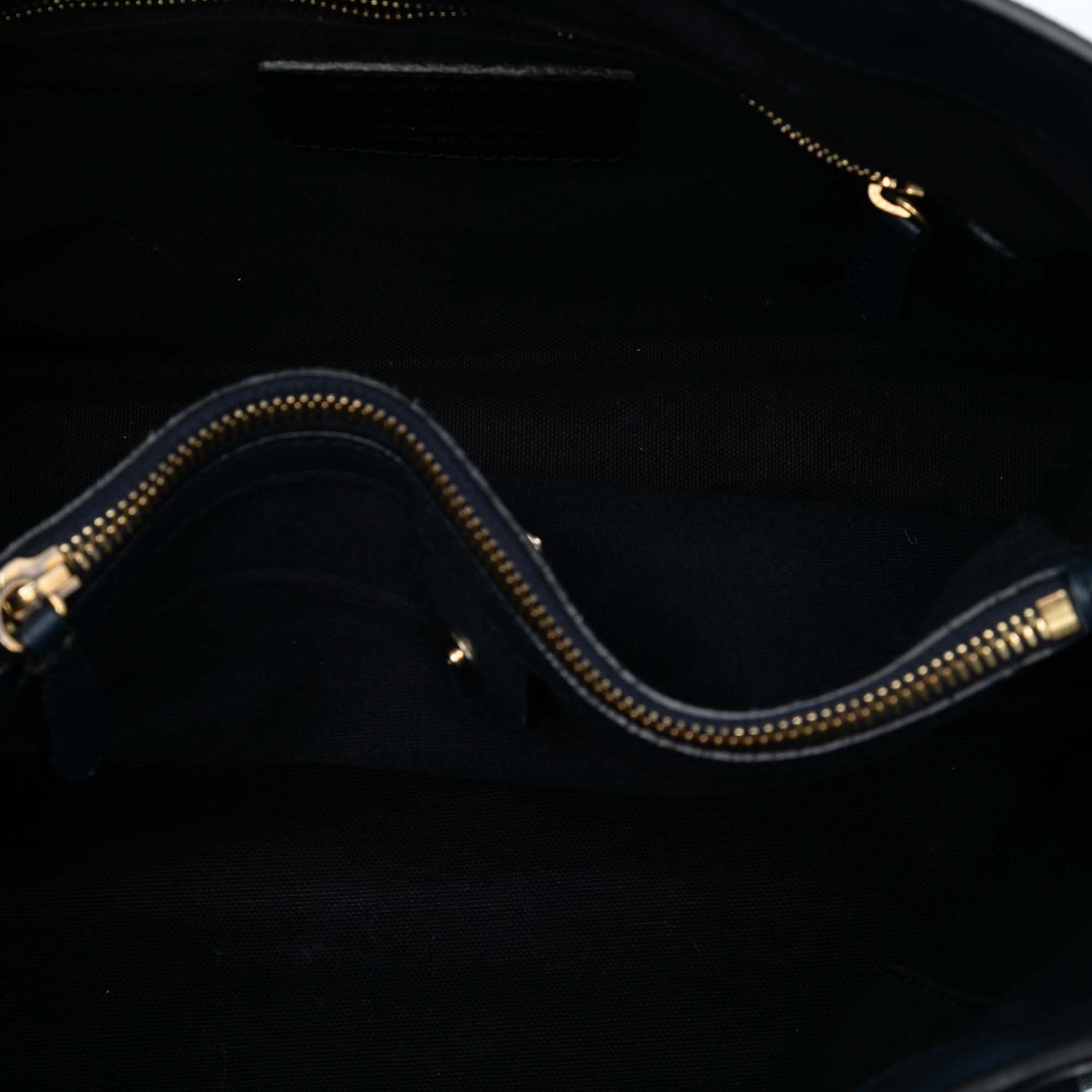 Burberry Medium Leather And House Check Banner Satchel, från Luxclusif, i färgen navy. Klicka för att öppna bilden i stort format