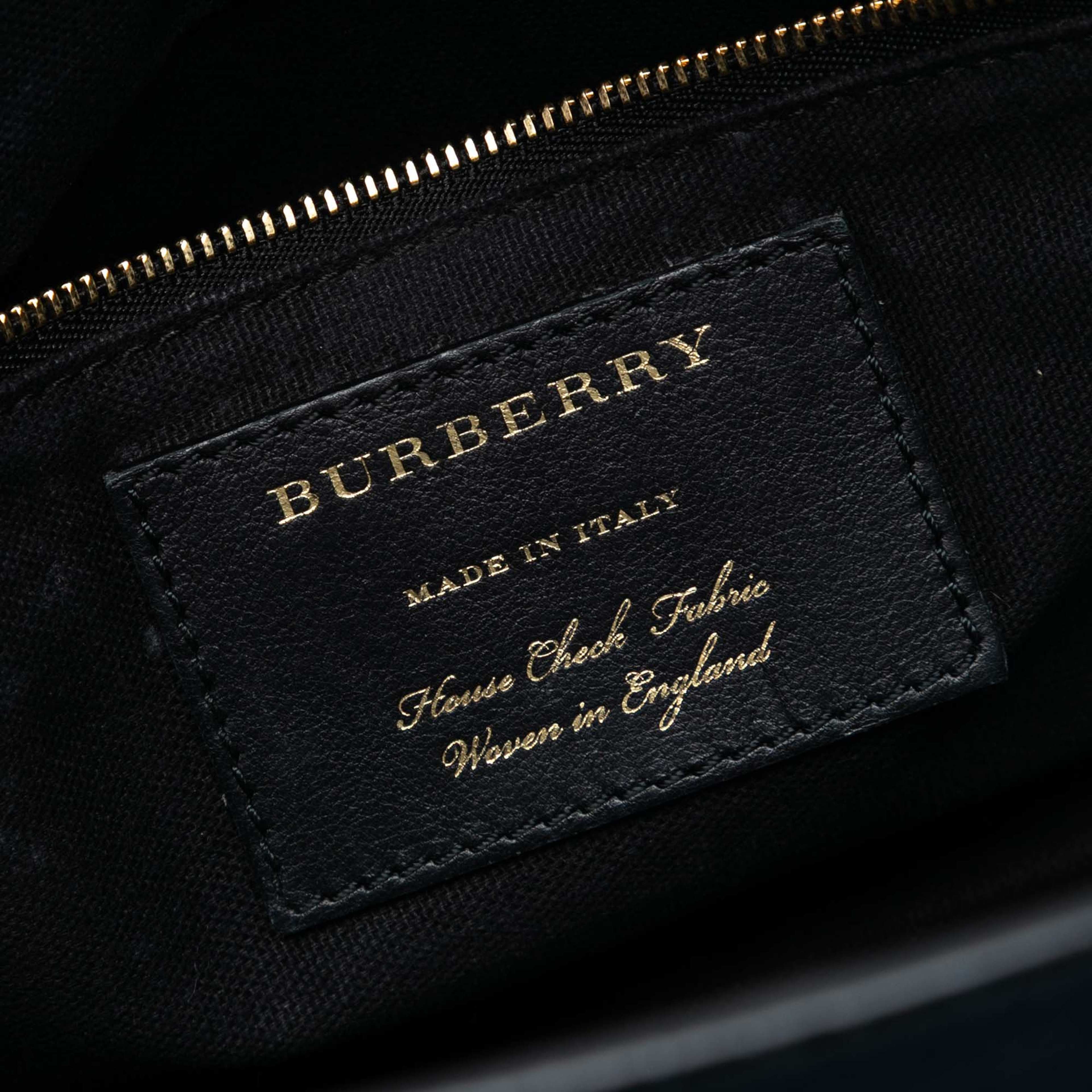 Burberry Medium Leather And House Check Banner Satchel, från Luxclusif, i färgen navy. Klicka för att öppna bilden i stort format