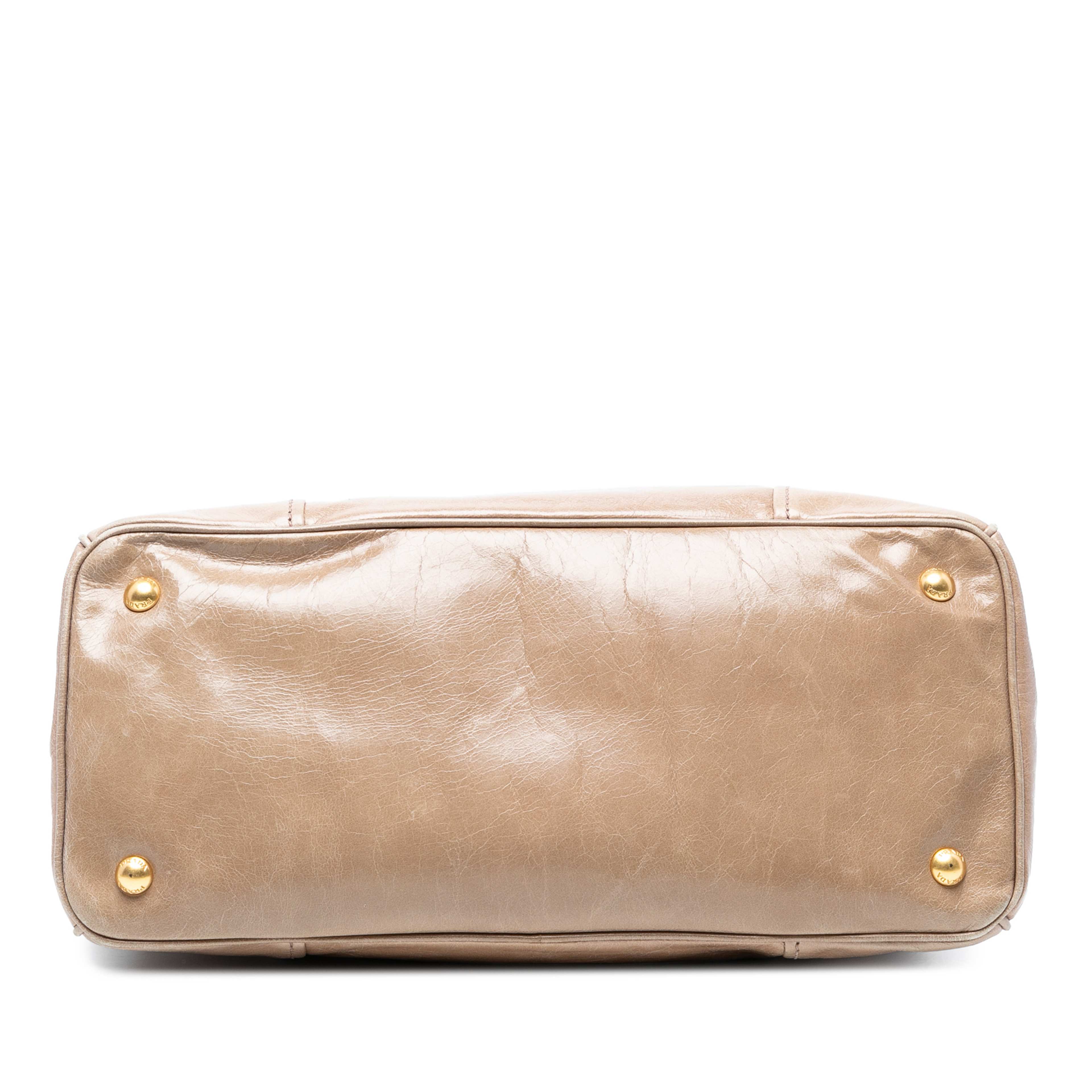 Prada Vitello Shine Open Convertible Tote, från Luxclusif, i färgen beige. Klicka för att öppna bilden i stort format