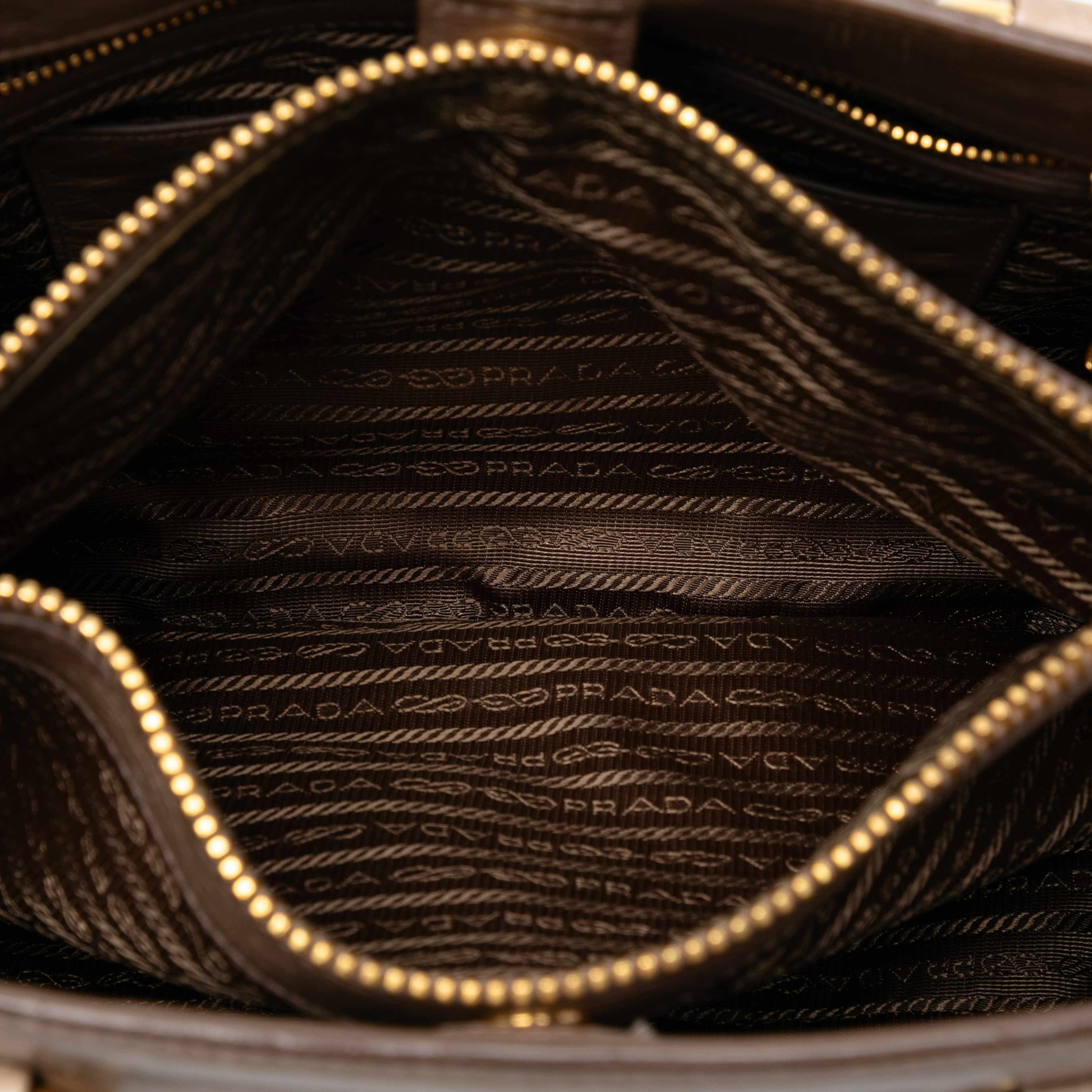 Prada Vitello Shine Open Convertible Tote, från Luxclusif, i färgen beige. Klicka för att öppna bilden i stort format