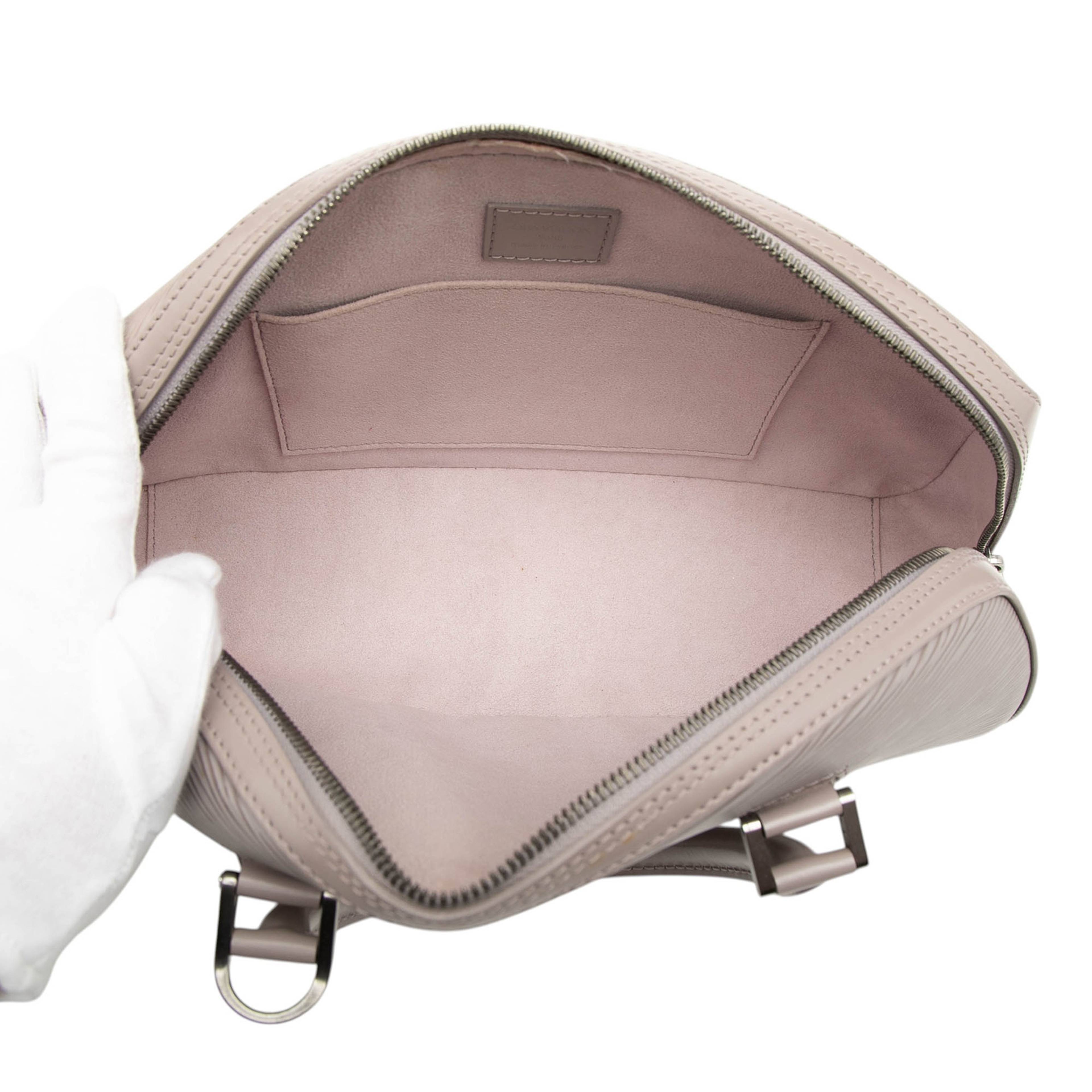 Louis Vuitton Epi Jasmine, från Luxclusif, i färgen lilac. Klicka för att öppna bilden i stort format