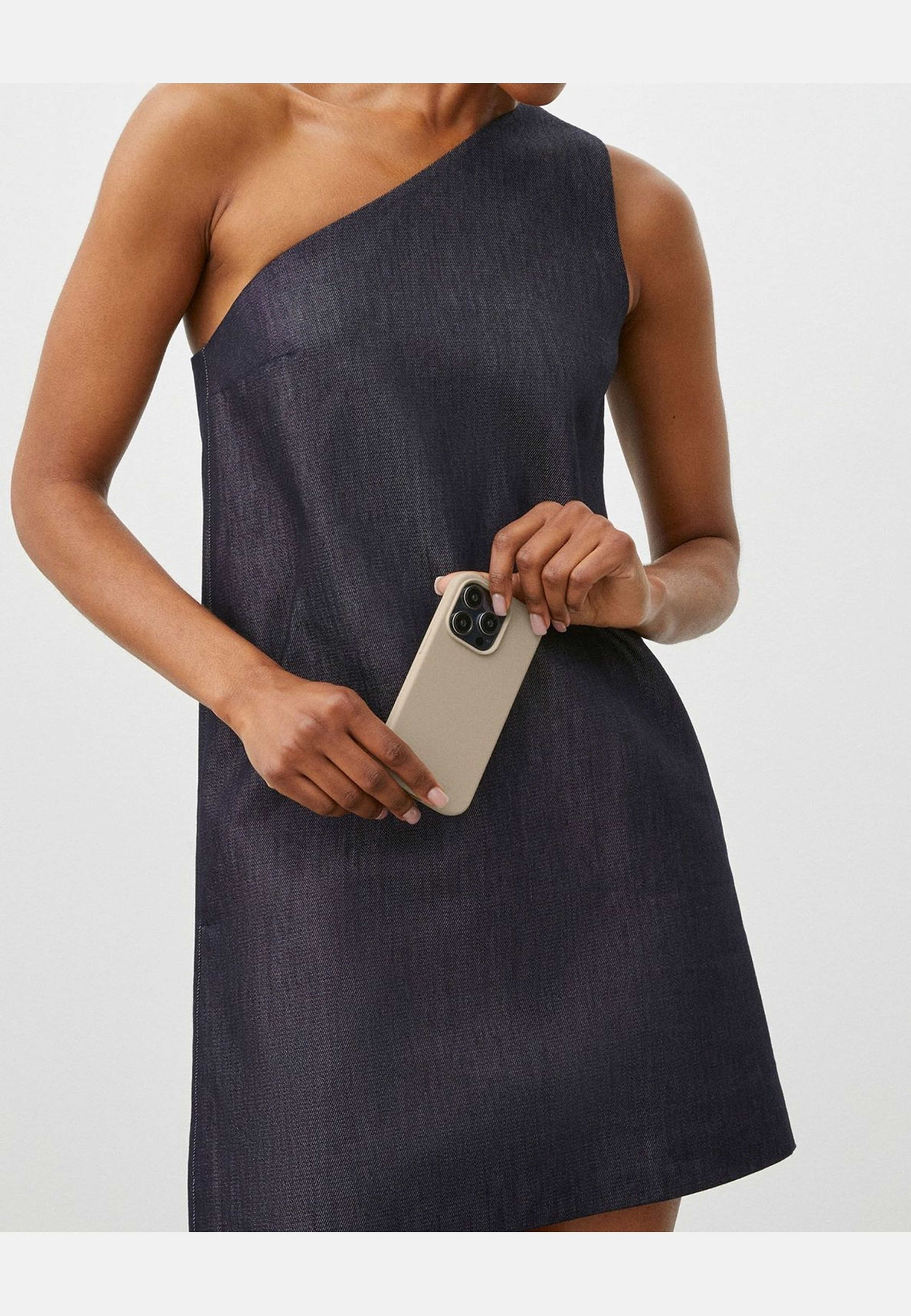 Silicone Case Iphone Beige, från Ideal Of Sweden, i färgen beige. Klicka för att öppna bilden i stort format